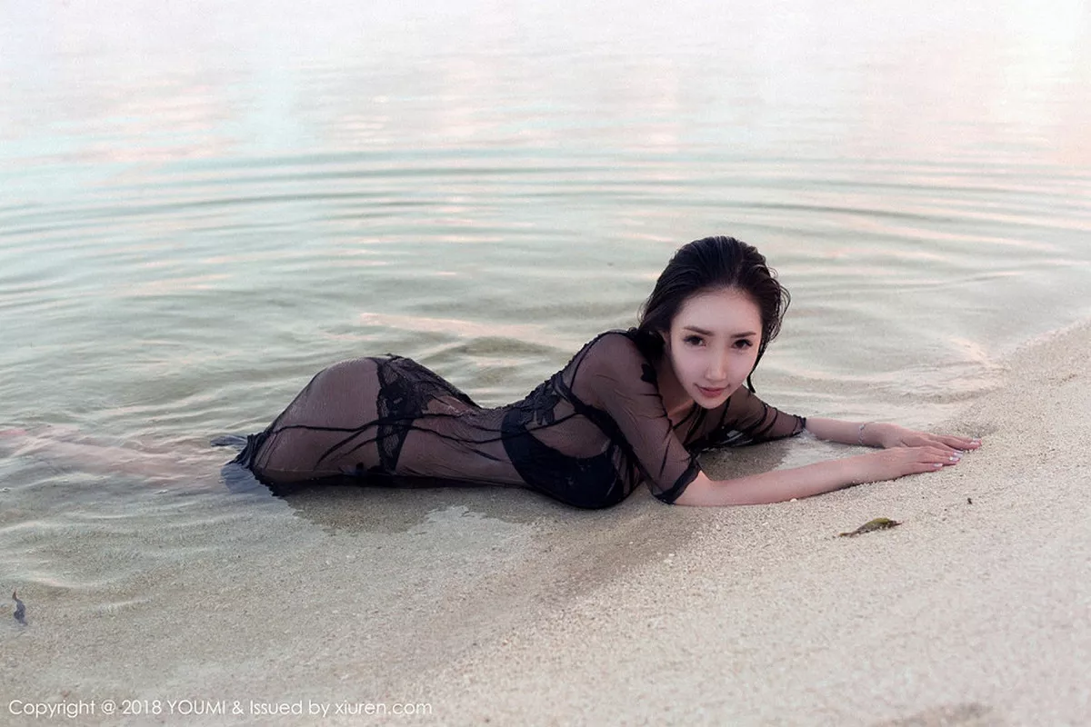 秀人集.com_[YouMi尤蜜荟]Vol.108_女神Yumi-尤美马尔代夫旅拍沙滩边黑色薄纱湿身诱惑写真40P