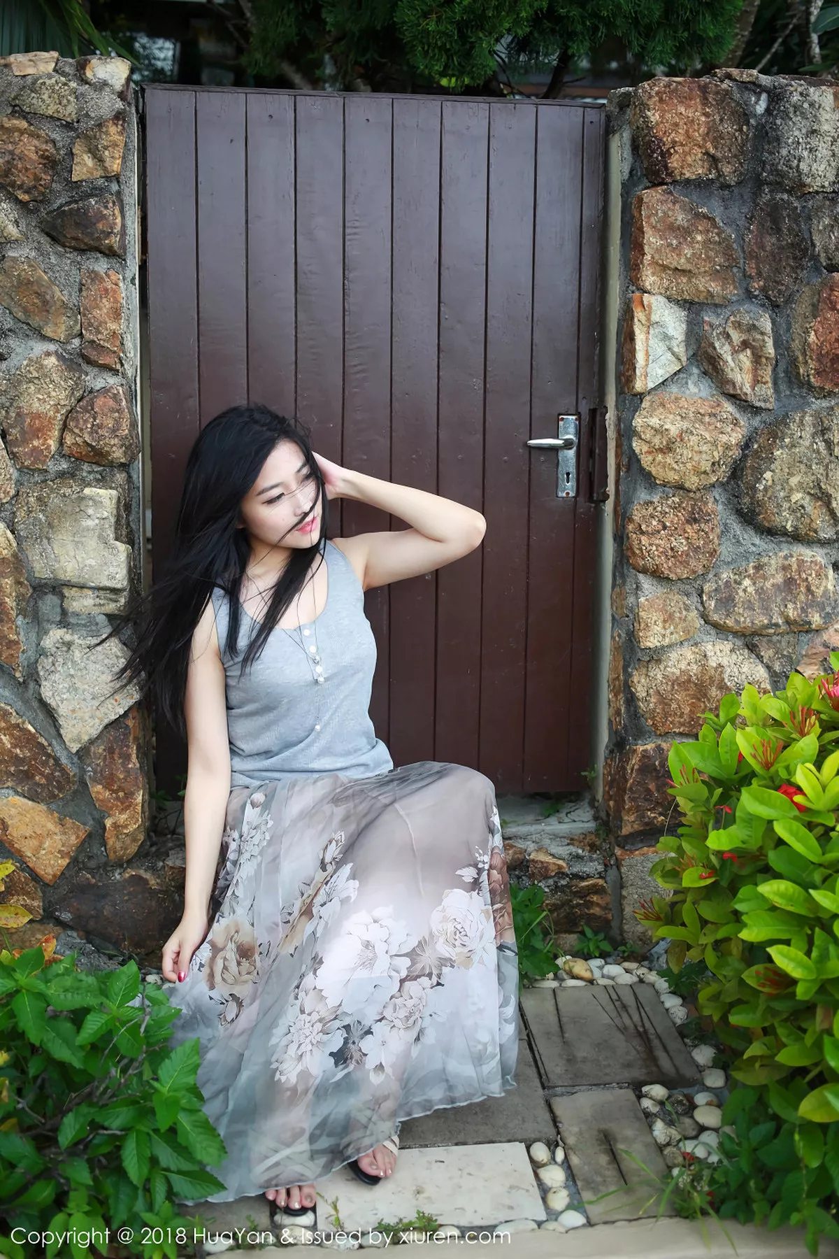 秀人集.com_[HuaYan花の颜]Vol.054_嫩模许诺Sabrina苏梅岛旅拍灰色吊带背心清新迷人写真30P