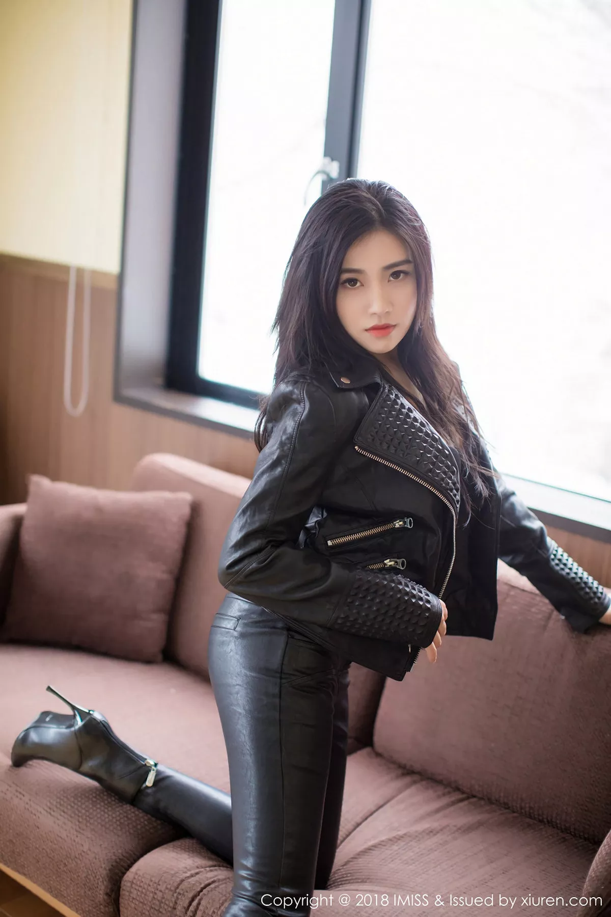 秀人集.com_[IMISS爱蜜社]Vol.213_女神许诺Sabrina北海道旅拍黑色皮衣配黑色内衣完美诱惑写真34P