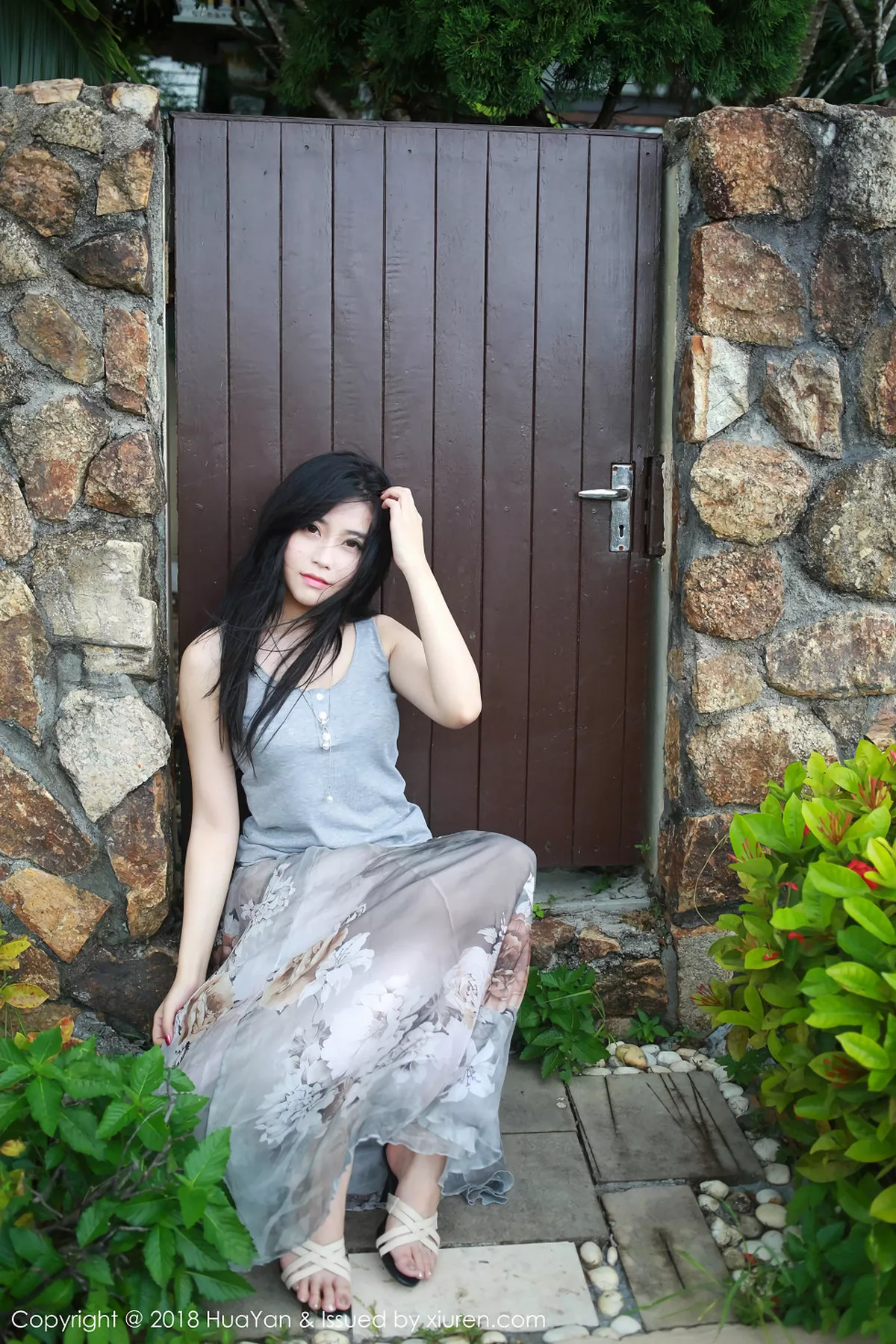 秀人集.com_[HuaYan花の颜]Vol.054_嫩模许诺Sabrina苏梅岛旅拍灰色吊带背心清新迷人写真30P