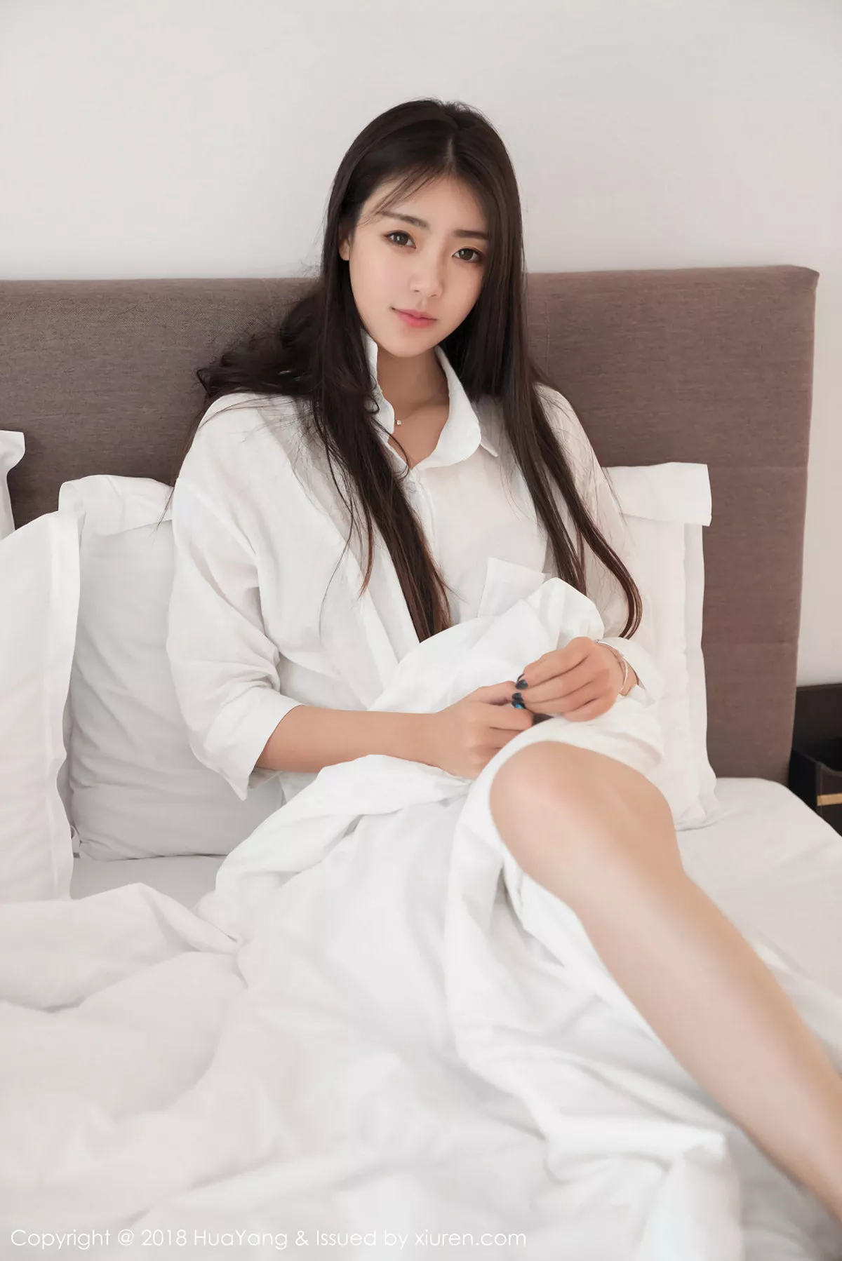 秀人集.com_[HuaYang花漾]Vol.027_嫩模可乐Vicky泰国旅拍居家床上性感白衬衣迷人写真30P