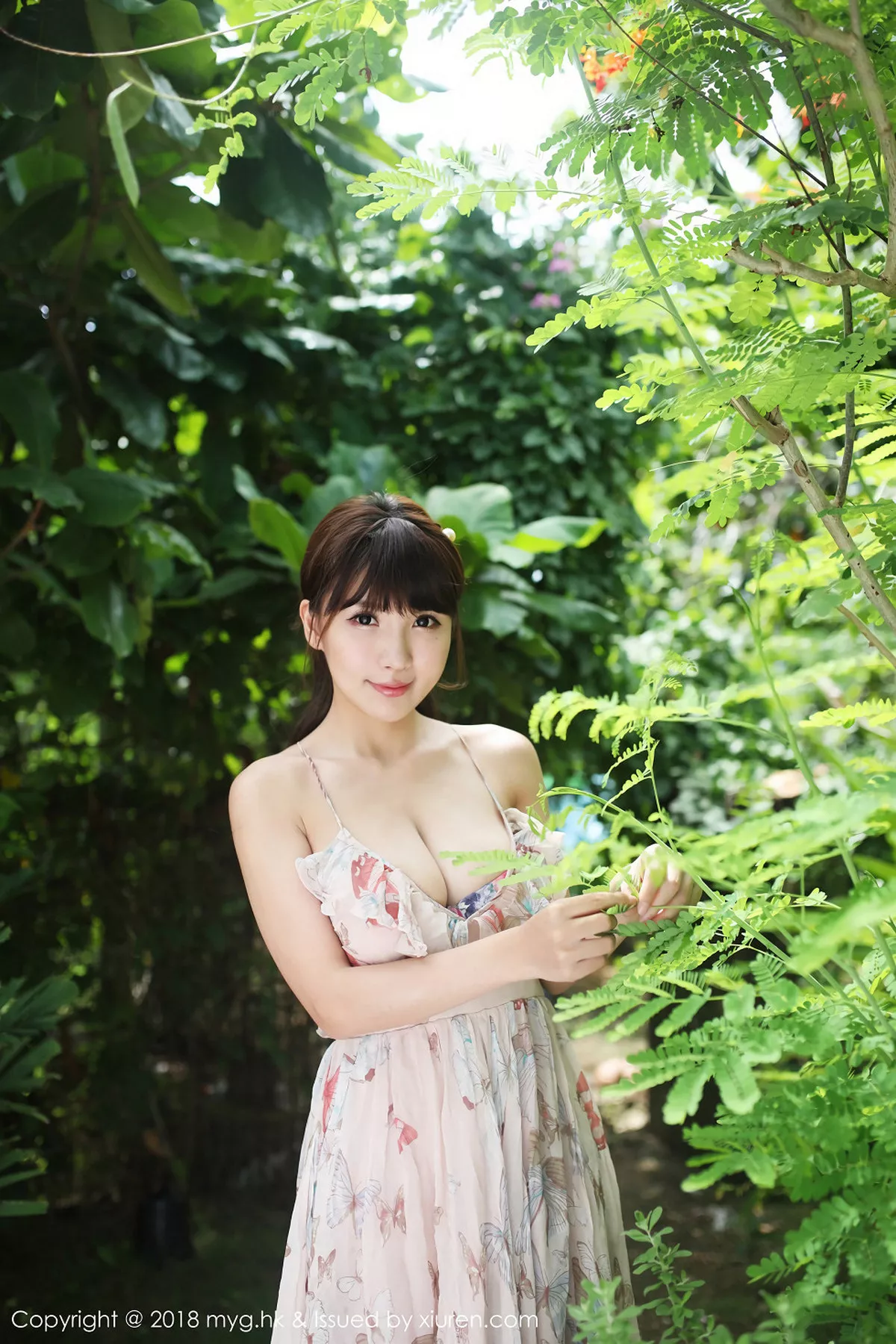 秀人集.com_[MyGirl美媛馆]Vol.276_嫩模晓茜sunny性感吊带花裙+泳池比基尼秀傲人豪乳诱惑写真65P