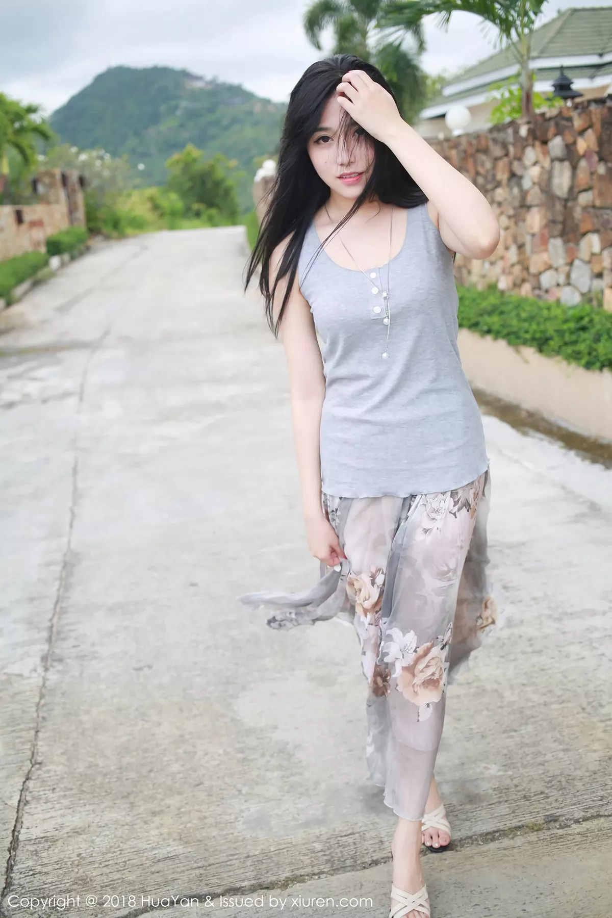 秀人集.com_[HuaYan花の颜]Vol.054_嫩模许诺Sabrina苏梅岛旅拍灰色吊带背心清新迷人写真30P