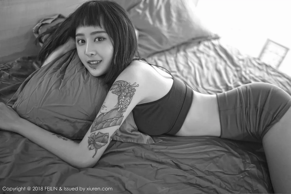 秀人集.com_[FeiLin嗲囡囡]Vol.129_嫩模赵艺璇居家私房性感内衣黑白风系列配彩色纹身写真39P