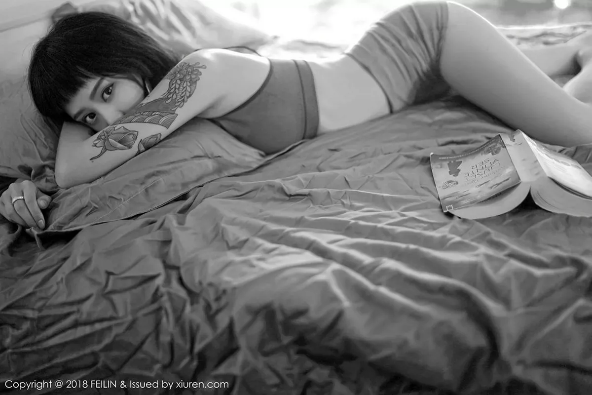 秀人集.com_[FeiLin嗲囡囡]Vol.129_嫩模赵艺璇居家私房性感内衣黑白风系列配彩色纹身写真39P