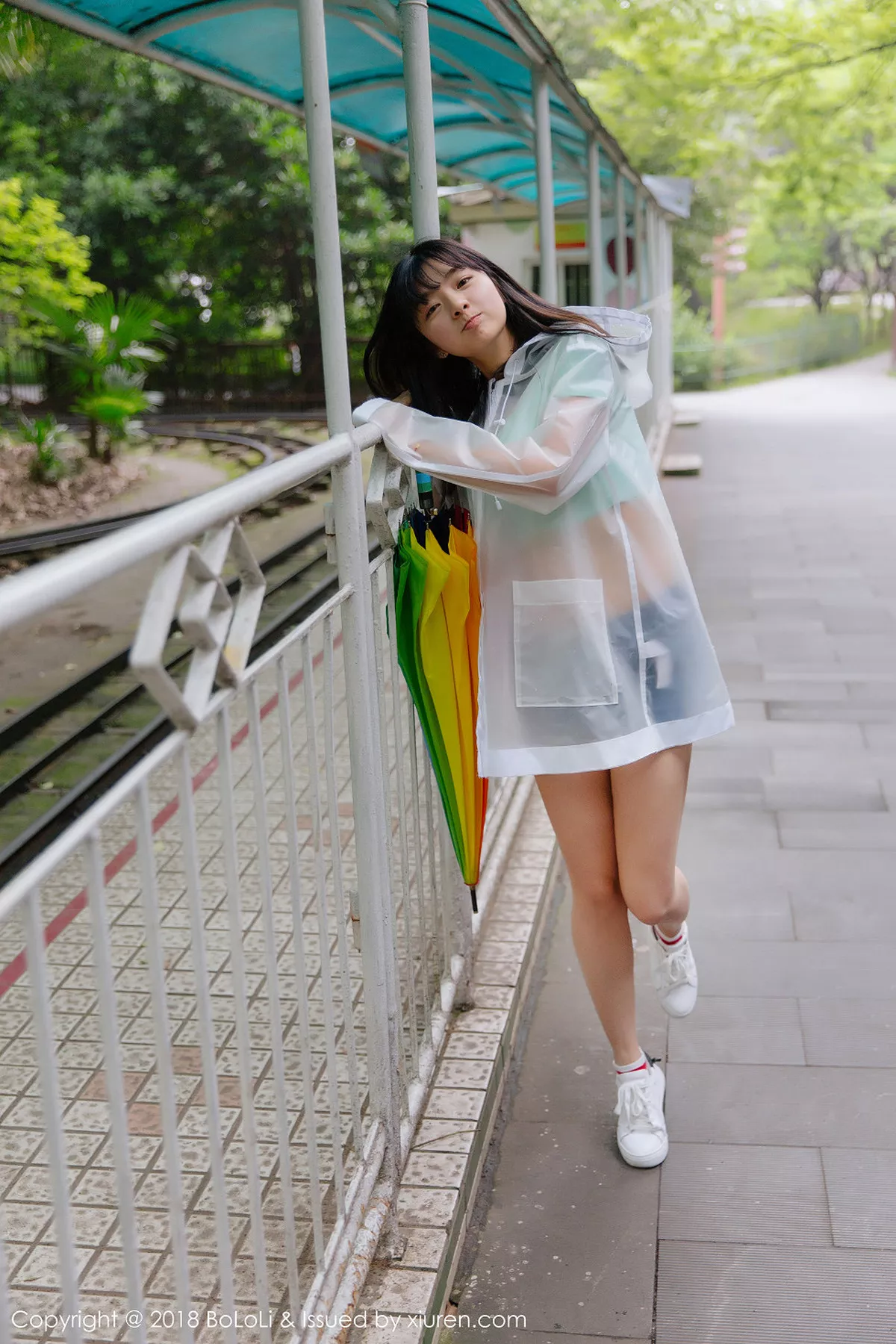 秀人集.com_[Tukmo兔几盟]Vol.106_嫩模球球雨天公园透明雨衣秀性感牛仔热裤迷人写真38P