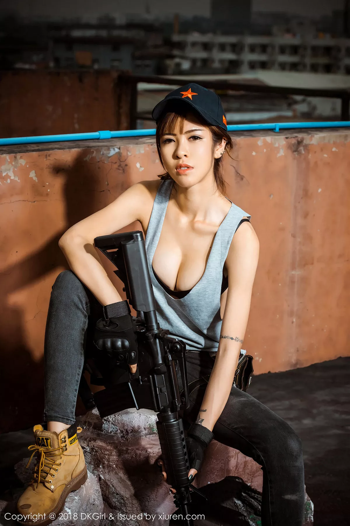 秀人集.com_[DKGirl御女郎]Vol.065_嫩模蔡乐儿绝地求生代言户外持枪野性迷人写真50P