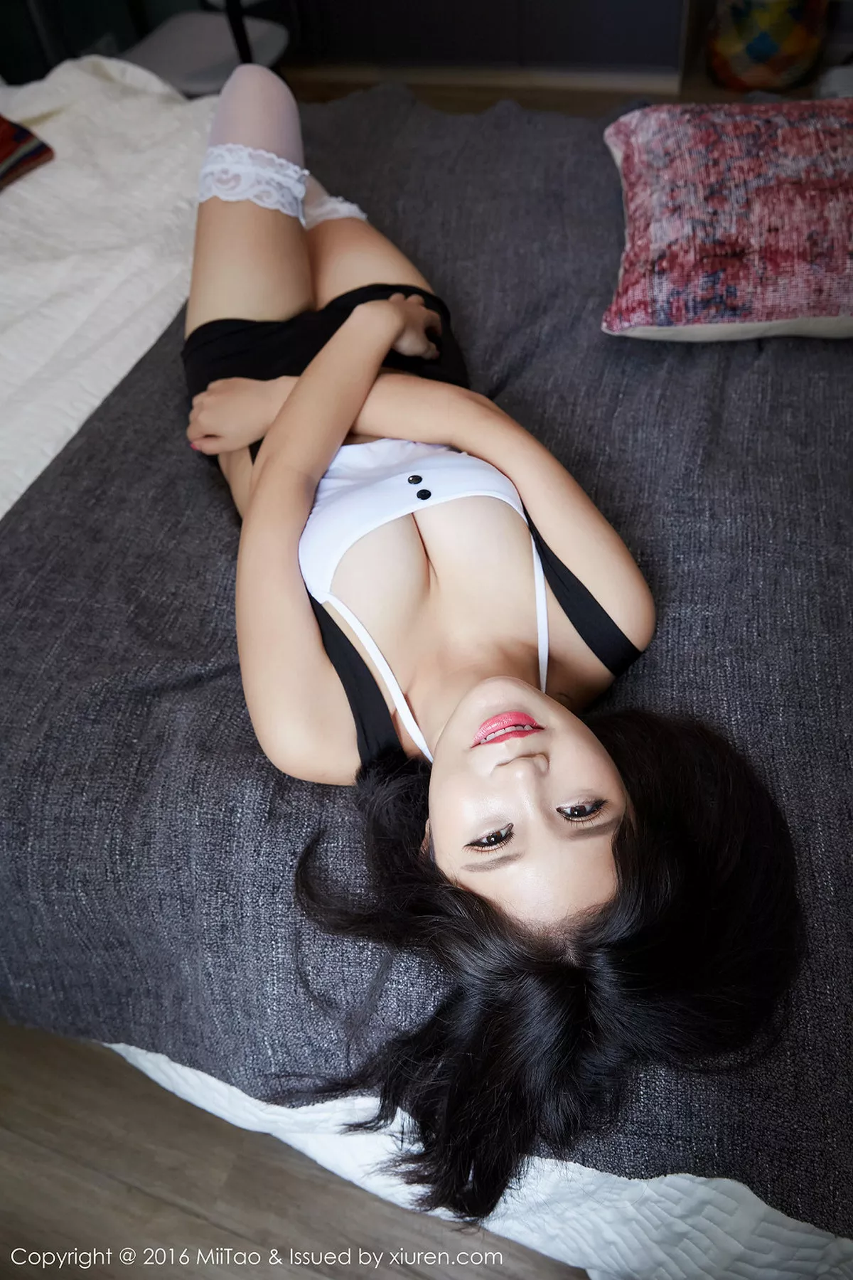 秀人集.com_[MiiTao蜜桃社]Vol.021_嫩模唐佳怡可爱女仆装丁字裤白色蕾丝袜性感美腿写真49P