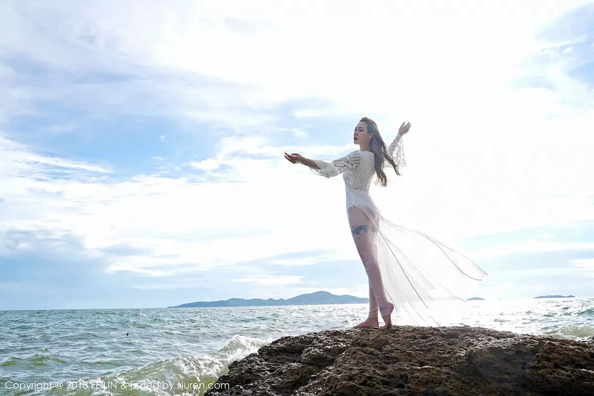 秀人集.com_[FeiLin嗲囡囡]Vol.136_嫩模晗大大Via户外泳池边性感比基尼秀完美身材湿身诱惑写真38P