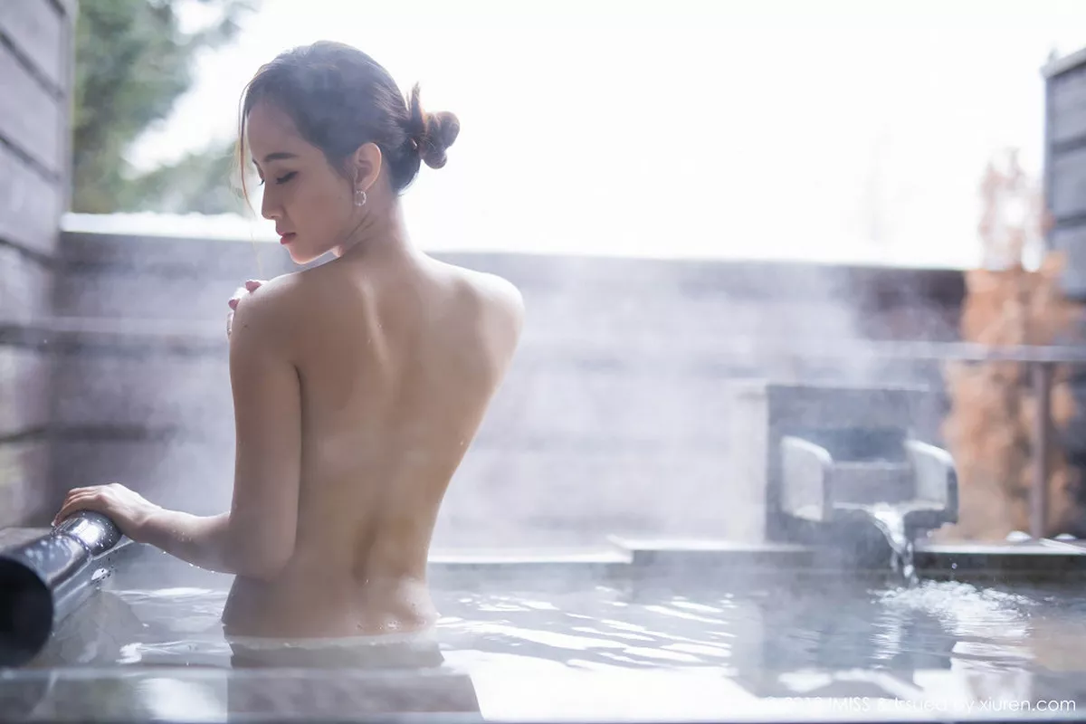 秀人集.com_[IMISS爱蜜社]Vol.235_丽质美女猫宝北海道旅拍性感职业黑丝OL+浴池湿身诱惑写真52P