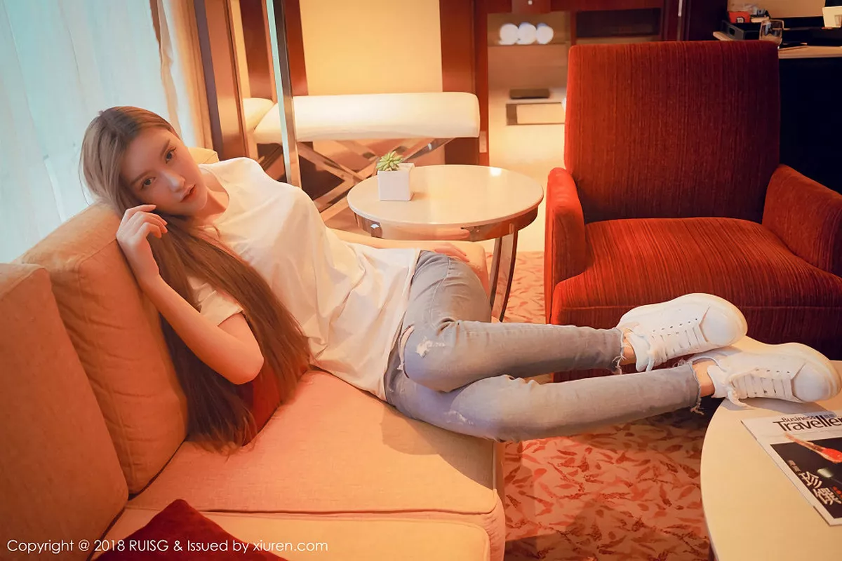 秀人集.com_[RUISG瑞丝馆]Vol.048_嫩模M梦baby居家沙发上半脱牛仔裤秀蜜桃美臀香艳诱惑写真40P