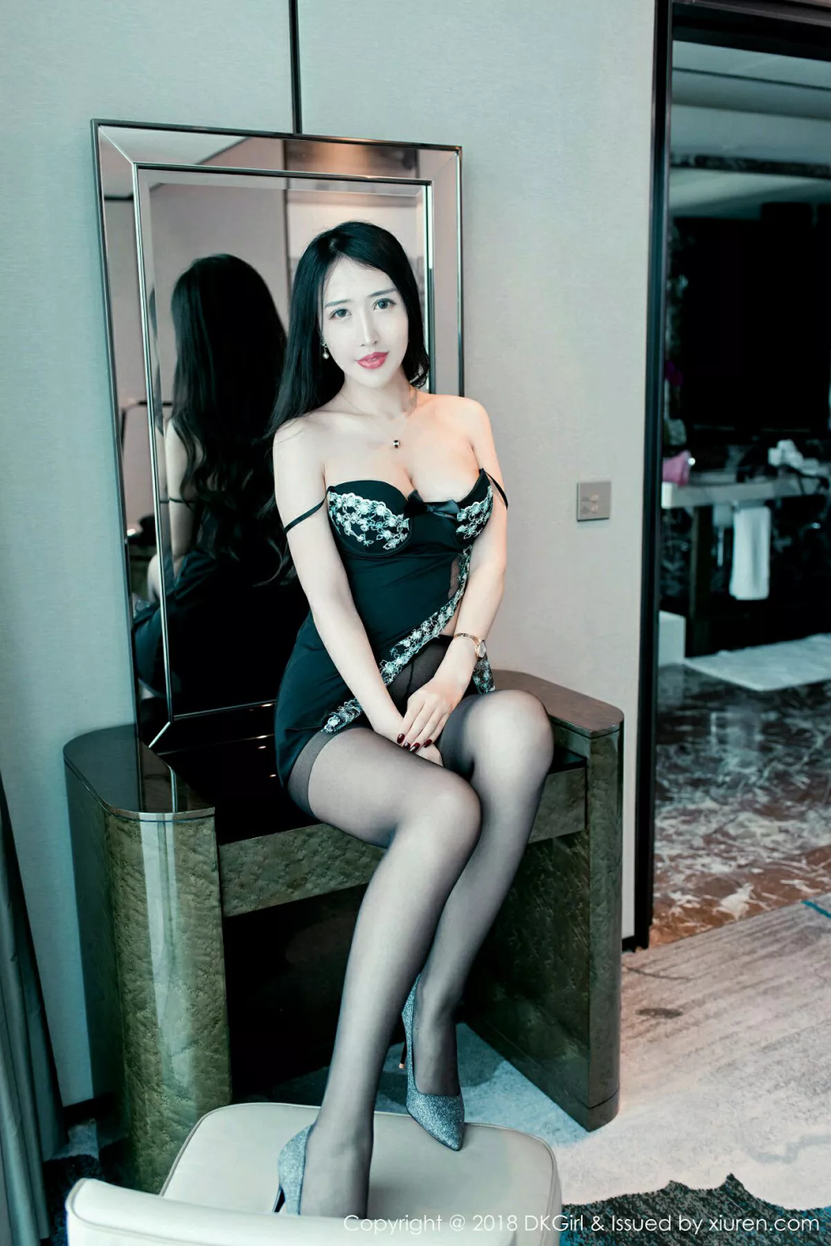 秀人集.com_[DKGirl御女郎]Vol.068_长腿美人余馨妍居家高挑身材配无内黑丝裤袜系列诱惑写真52P