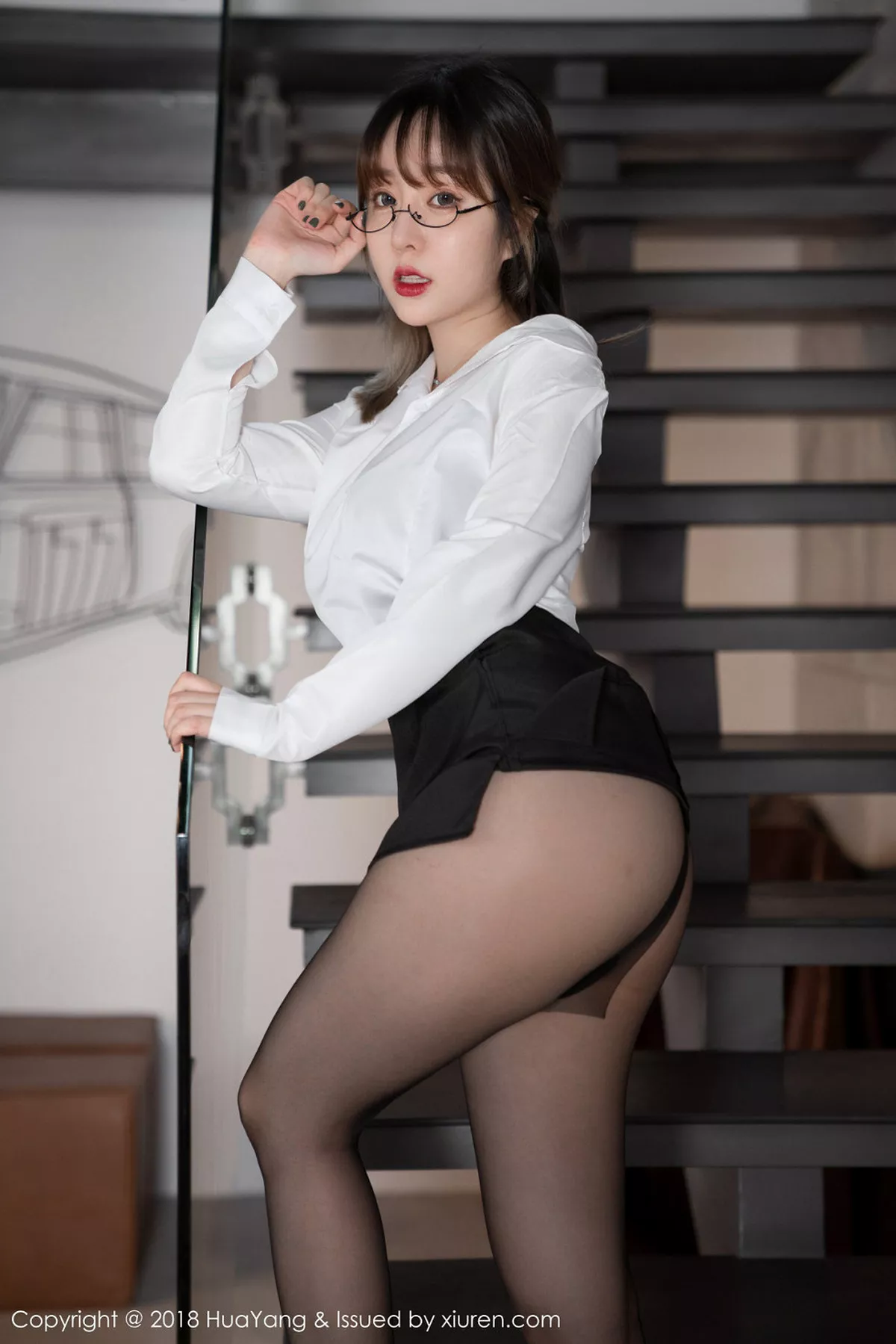 秀人集.com_[HuaYang花漾]Vol.042_女神王雨纯普吉岛旅拍职业OL无内黑丝裤袜火辣诱惑写真55P