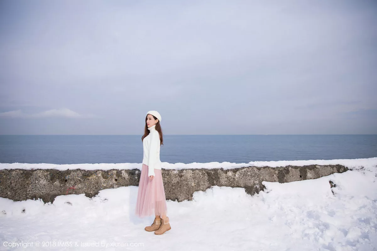 秀人集.com_[IMISS爱蜜社]Vol.253_丽质美女猫宝北海道旅拍酒红色情趣内衣配吊带黑丝诱惑写真56P