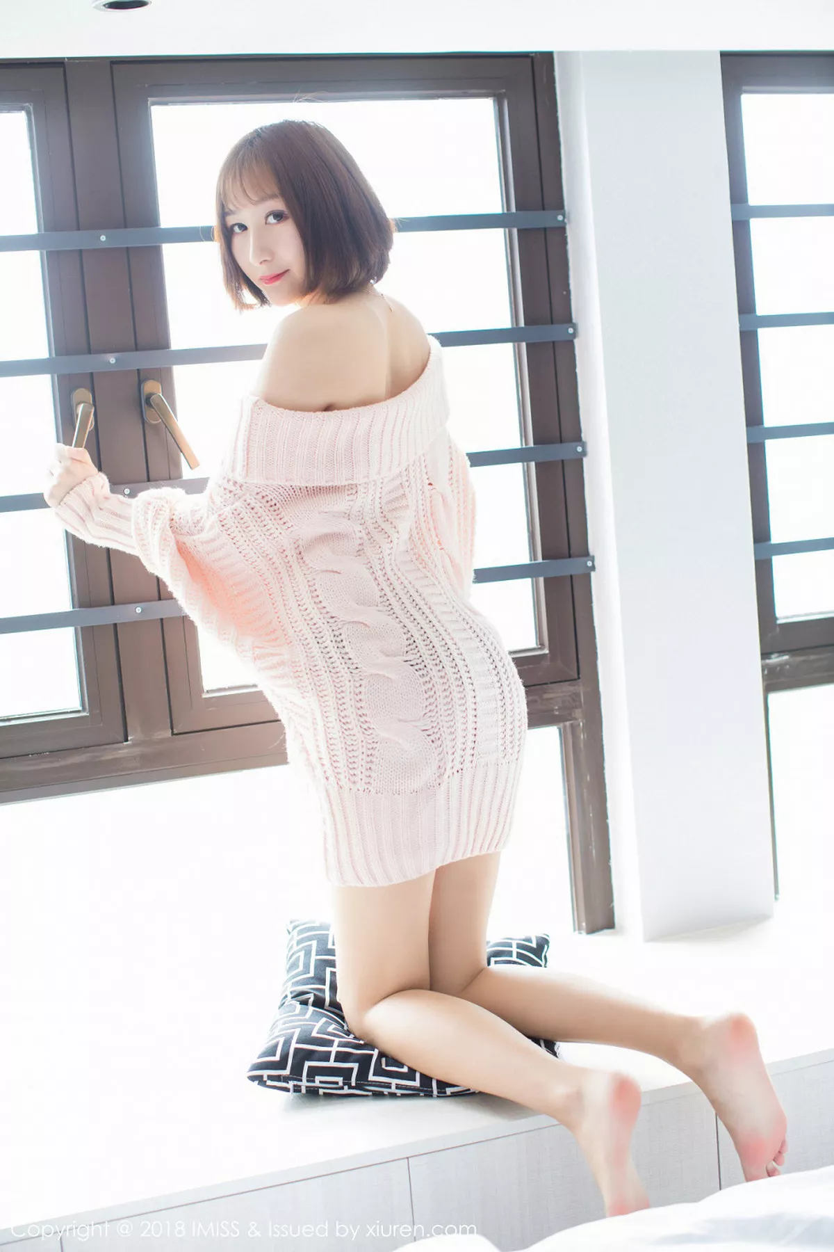 秀人集.com_[IMISS爱蜜社]Vol.240_嫩模九尾Ivy吊带背心配无内肉丝裤袜透视秀翘臀诱惑写真53P