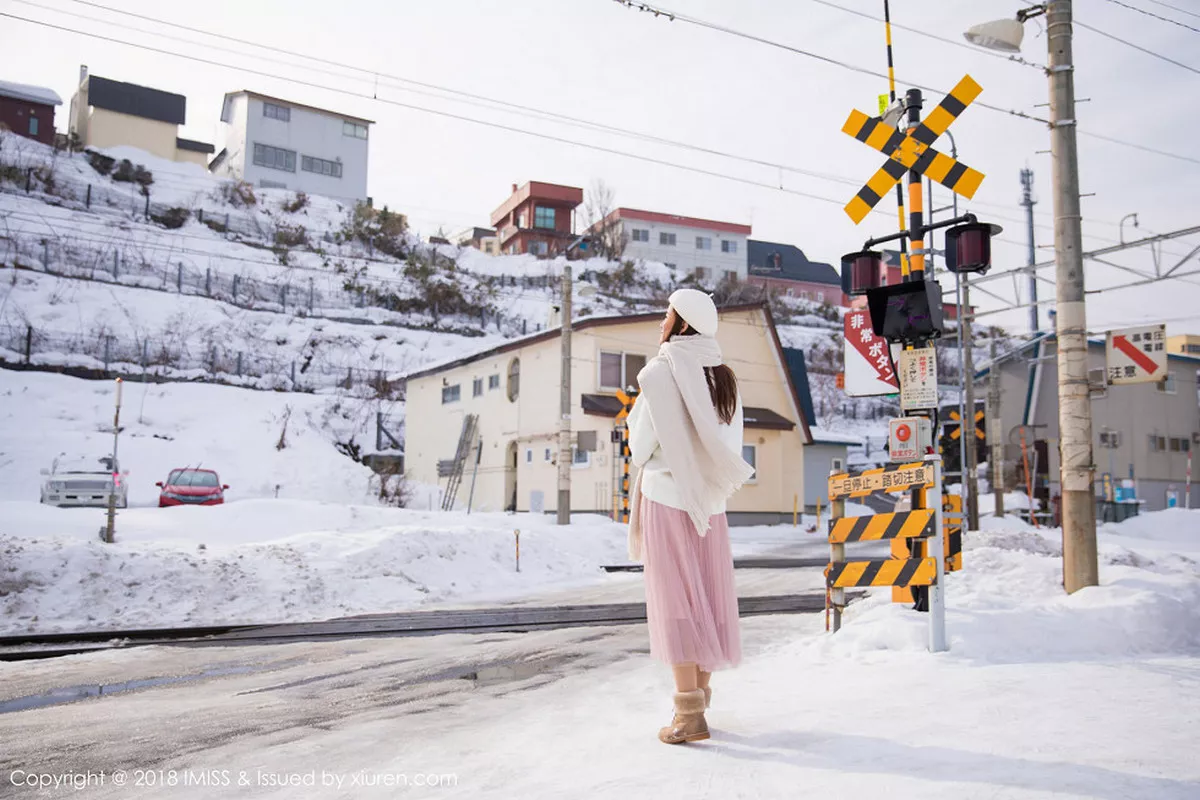 秀人集.com_[IMISS爱蜜社]Vol.253_丽质美女猫宝北海道旅拍酒红色情趣内衣配吊带黑丝诱惑写真56P