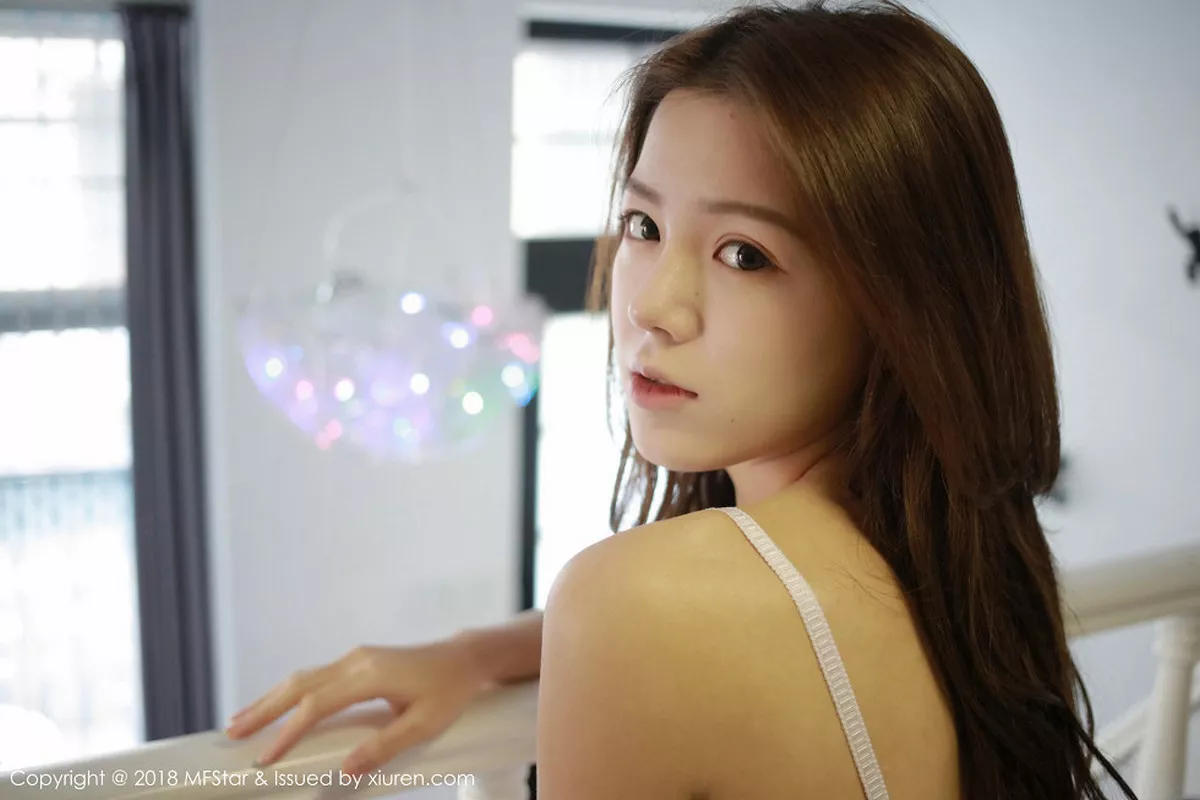 秀人集.com_[MFStar模范学院]Vol.126_嫩模卤蛋luna居家私房白衬衣露性感内衣清爽迷人写真72P