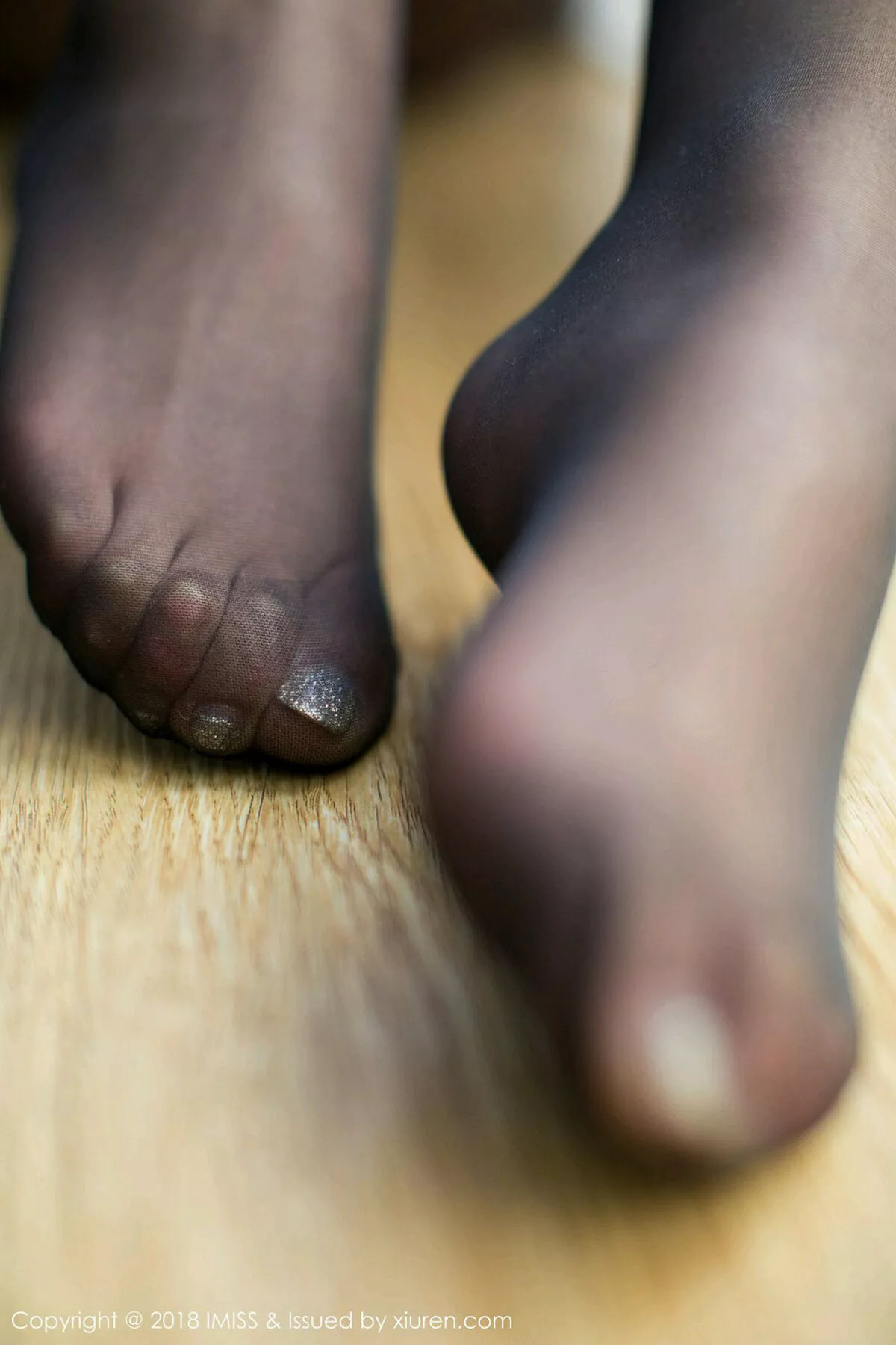 秀人集.com_[IMISS爱蜜社]Vol.245_女神SOLO-尹菲居家高叉连体衣半脱无内肉丝裤袜翘臀诱惑写真62P