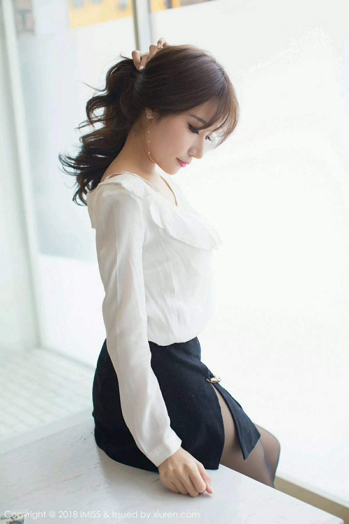 秀人集.com_[IMISS爱蜜社]Vol.247_女神小狐狸Sica北海道旅拍性感白衬衣半脱秀完美身材诱惑写真35P