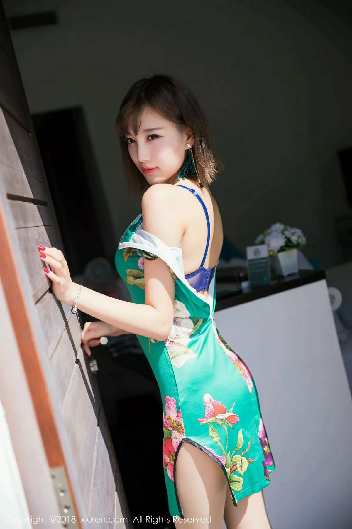 秀人集.com_[XiuRen秀人网]No.1039_甜美女神杨晨晨sugar甲米旅拍旗袍半脱秀黑色内衣诱惑写真48P