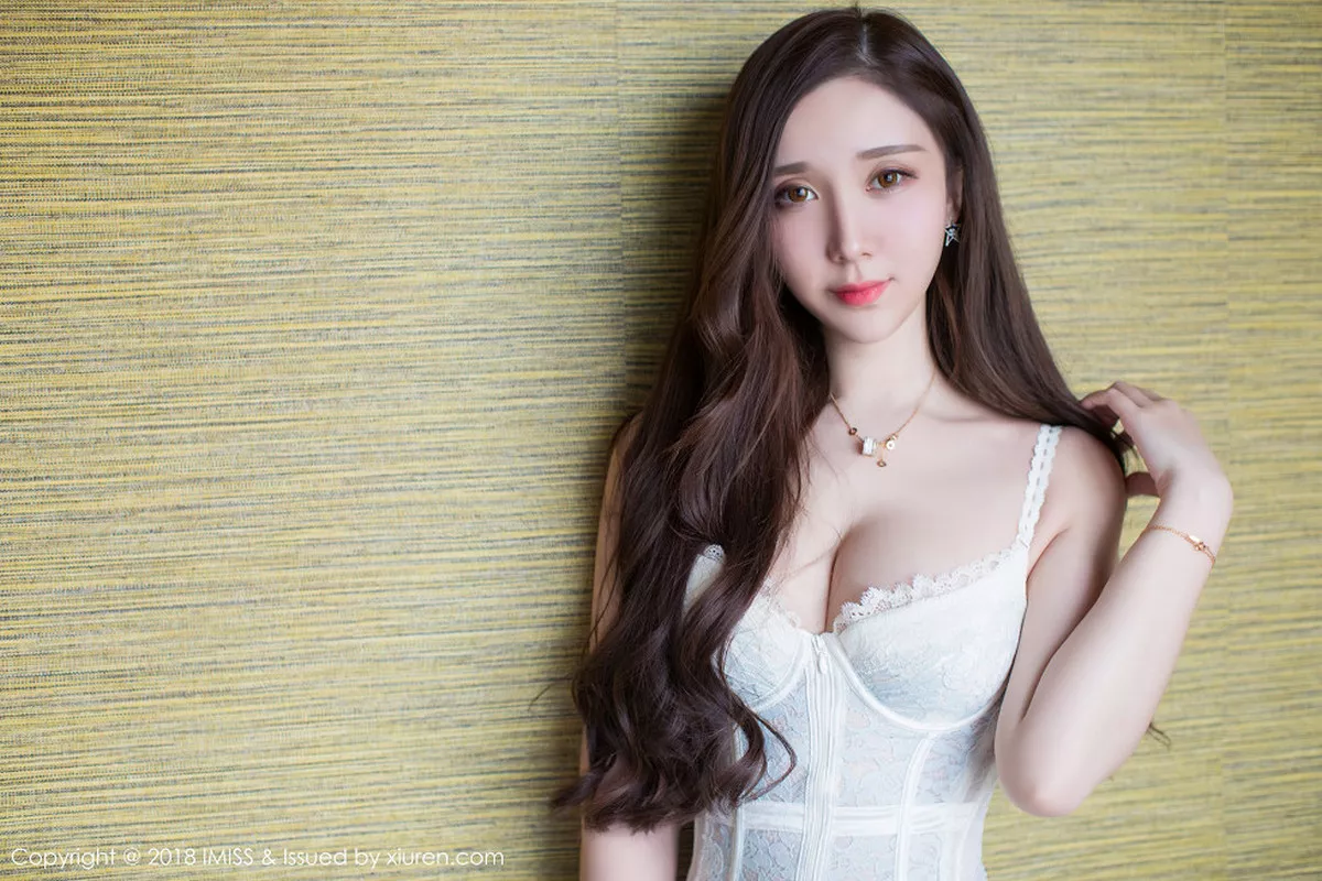 秀人集.com_[IMISS爱蜜社]Vol.242_嫩模淼淼萌萌哒北海道旅拍白色高叉连体内衣爆乳诱惑写真34P