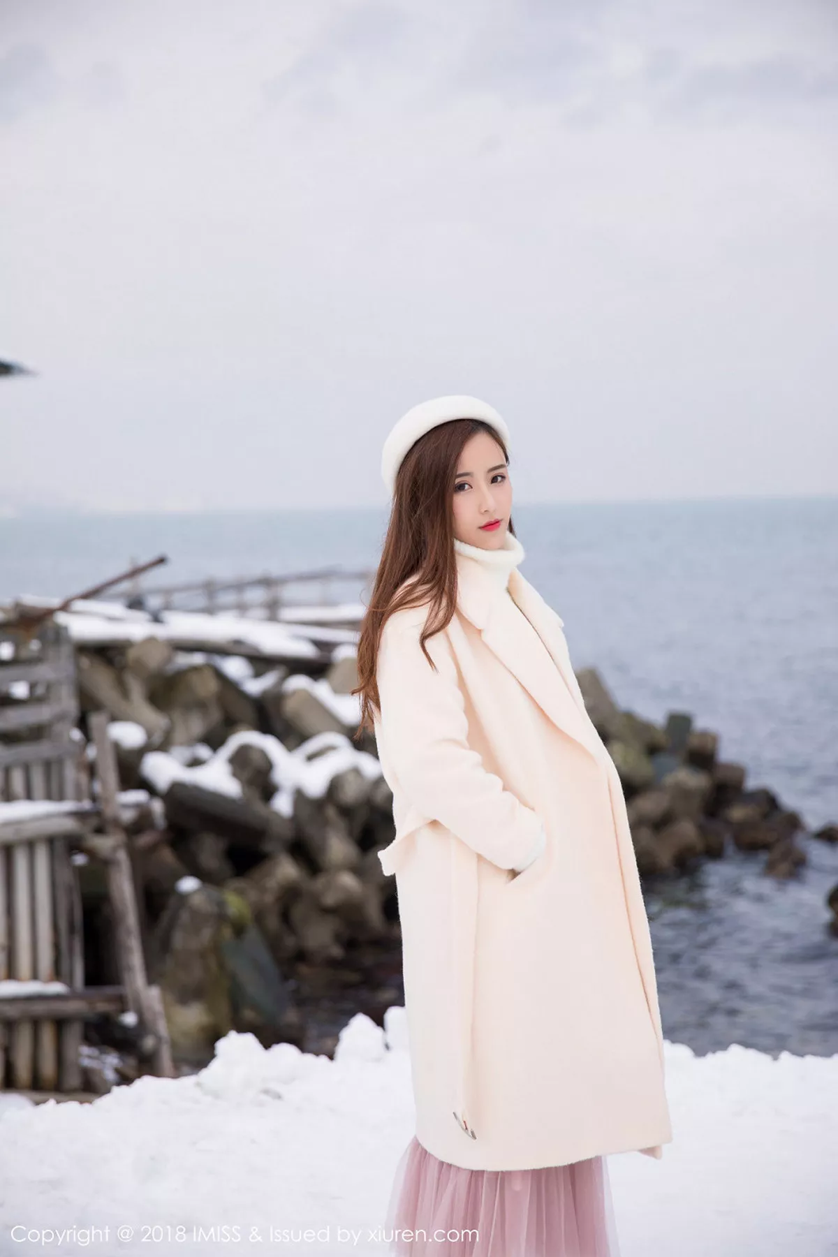 秀人集.com_[IMISS爱蜜社]Vol.253_丽质美女猫宝北海道旅拍酒红色情趣内衣配吊带黑丝诱惑写真56P