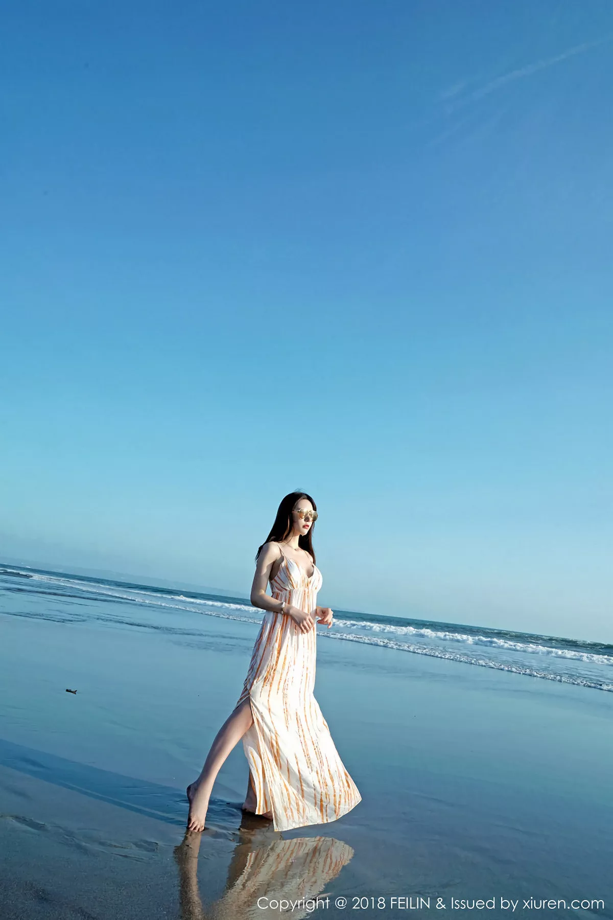 秀人集.com_[FeiLin嗲囡囡]Vol.144_美女主播周于希泳池里性感连体比基尼秀完美身材写真43P