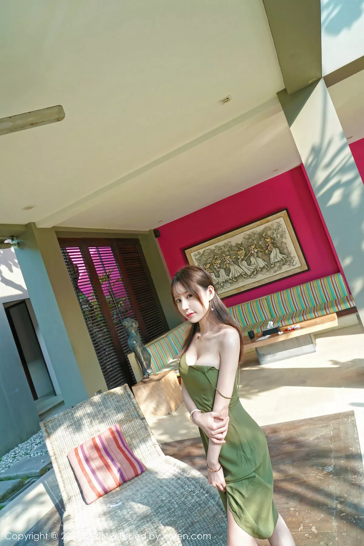 秀人集.com_[FeiLin嗲囡囡]Vol.144_美女主播周于希泳池里性感连体比基尼秀完美身材写真43P