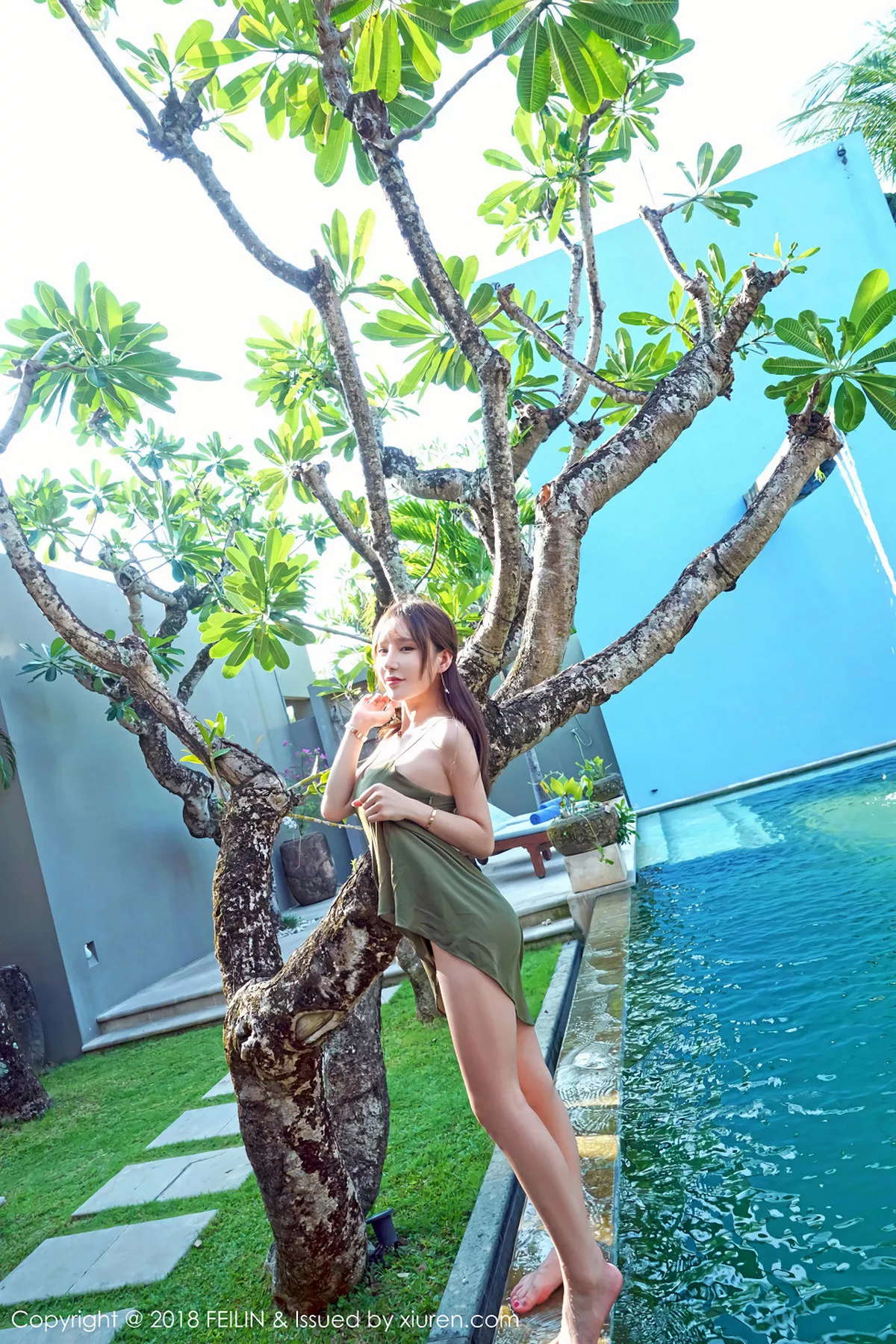 秀人集.com_[FeiLin嗲囡囡]Vol.144_美女主播周于希泳池里性感连体比基尼秀完美身材写真43P