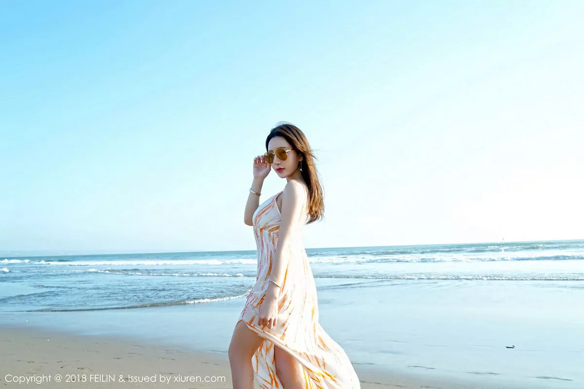 秀人集.com_[FeiLin嗲囡囡]Vol.144_美女主播周于希泳池里性感连体比基尼秀完美身材写真43P