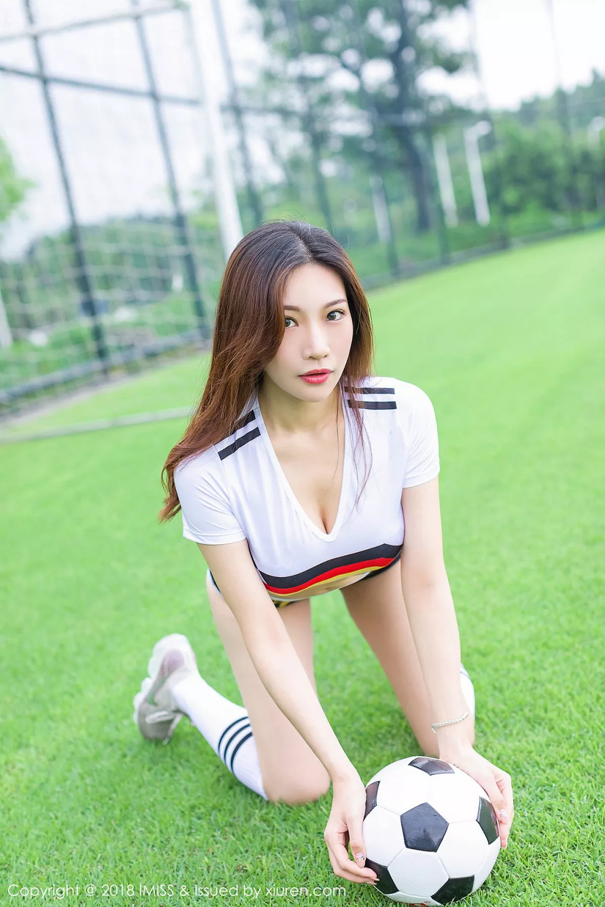 秀人集.com_[IMISS爱蜜社]Vol.255_女神小狐狸Sica世界杯性感足球宝贝服饰秀完美身材写真32P