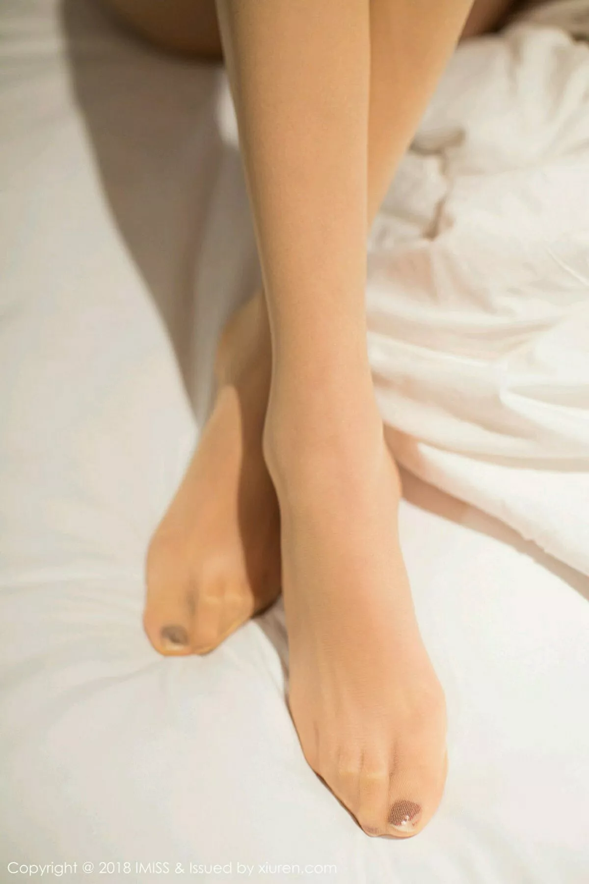 秀人集.com_[IMISS爱蜜社]Vol.273_女神萌琪琪Irene居家床上全裸上身半露豪乳撩人诱惑写真56P