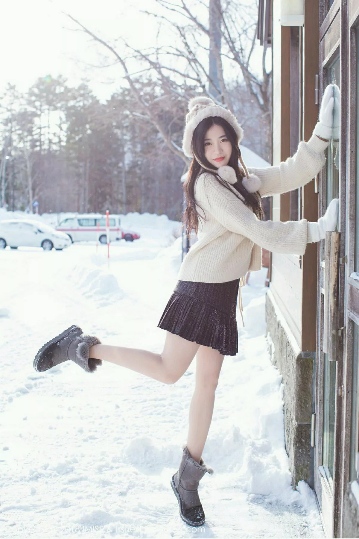 秀人集.com_[IMISS爱蜜社]Vol.272_女神许诺Sabrina北海道旅拍闪亮酒红色V领睡袍性感写真42P