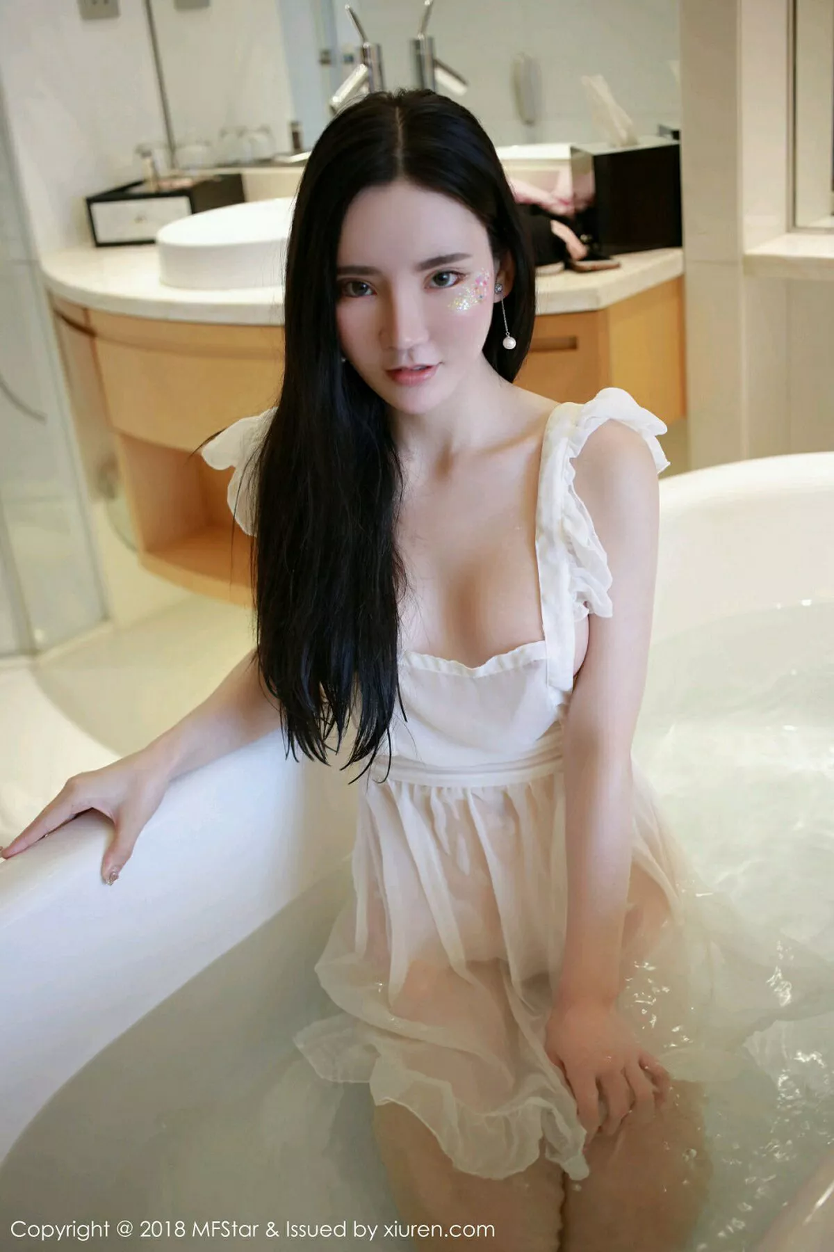 秀人集.com_[MFStar模范学院]Vol.135_女神周于希私房情趣薄纱浴缸里湿身透视喷血诱惑写真43P