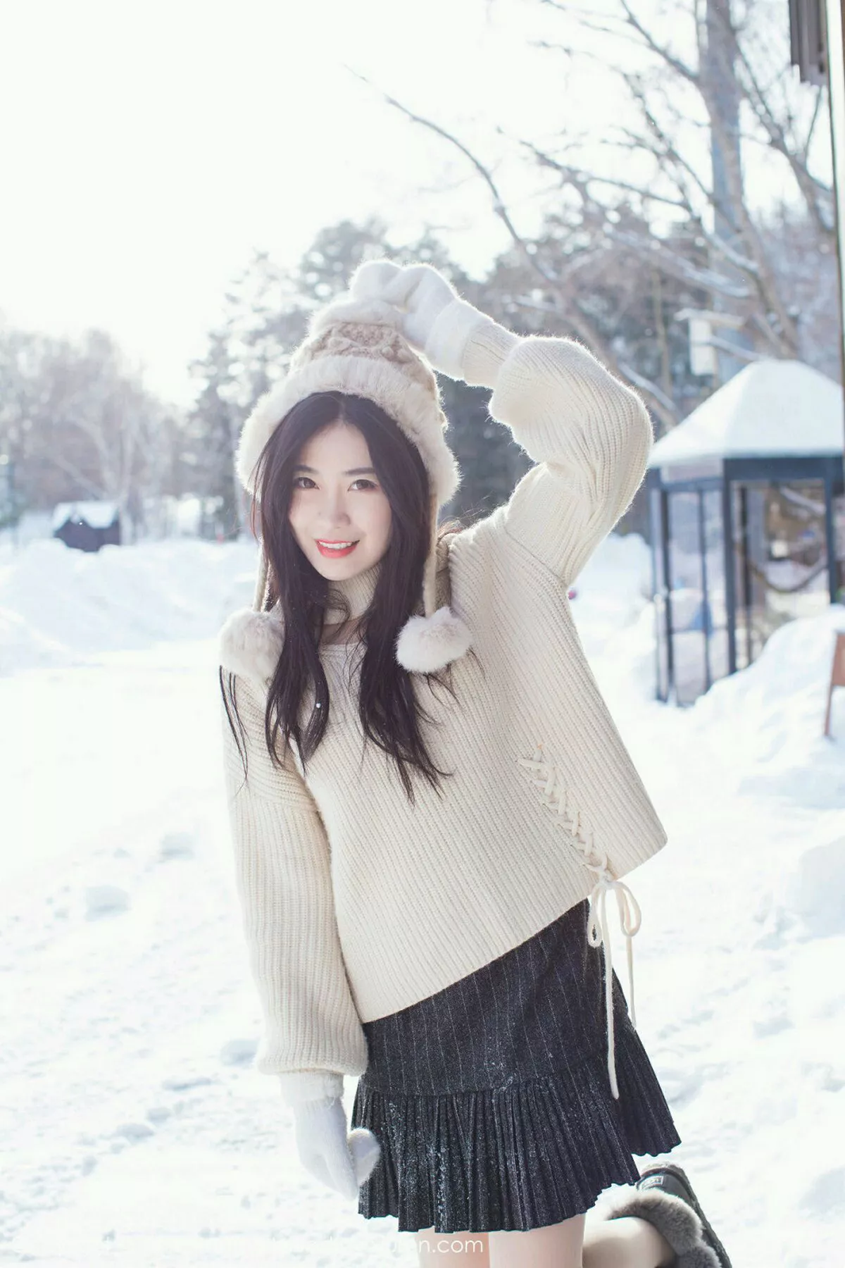 秀人集.com_[IMISS爱蜜社]Vol.272_女神许诺Sabrina北海道旅拍闪亮酒红色V领睡袍性感写真42P