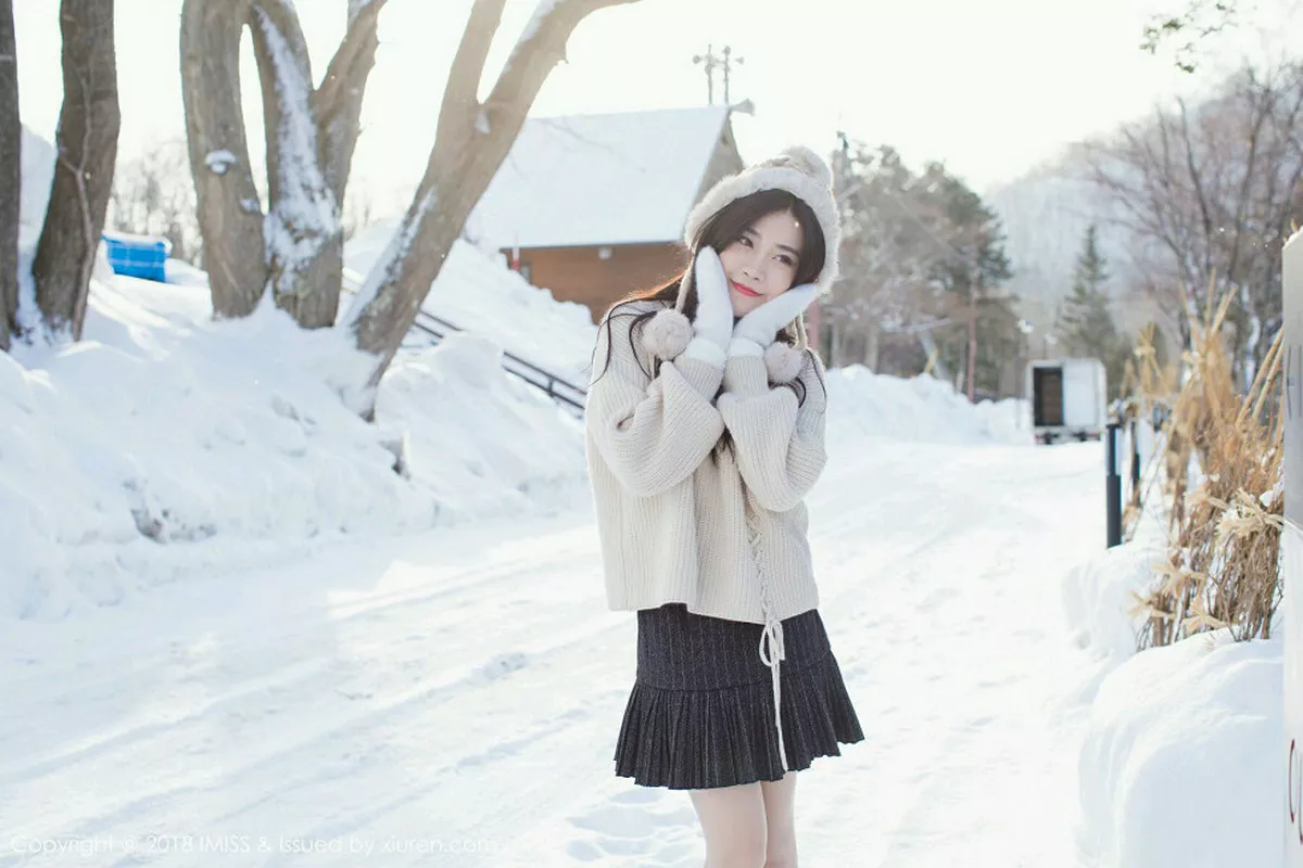 秀人集.com_[IMISS爱蜜社]Vol.272_女神许诺Sabrina北海道旅拍闪亮酒红色V领睡袍性感写真42P