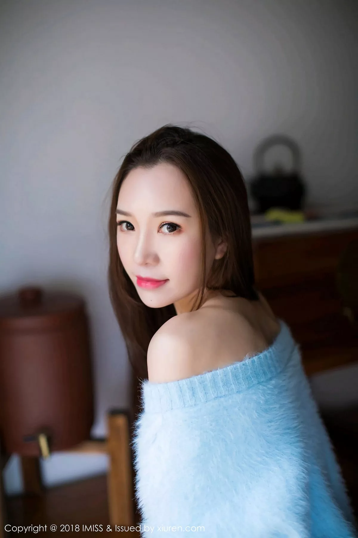 秀人集.com_[IMISS爱蜜社]Vol.274_嫩模Katrina居家脱低胸蓝色毛衣秀性感内衣完美身材写真33P