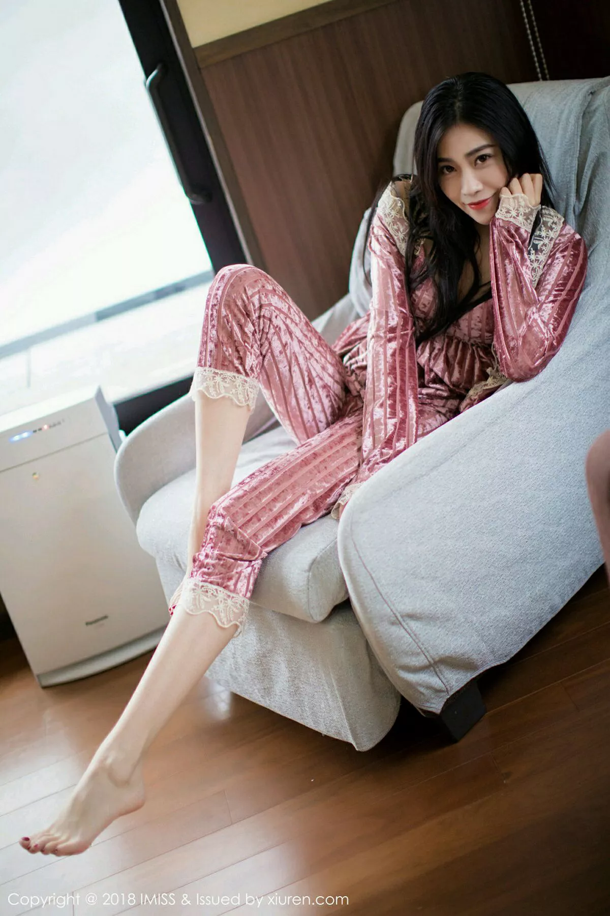 秀人集.com_[IMISS爱蜜社]Vol.272_女神许诺Sabrina北海道旅拍闪亮酒红色V领睡袍性感写真42P