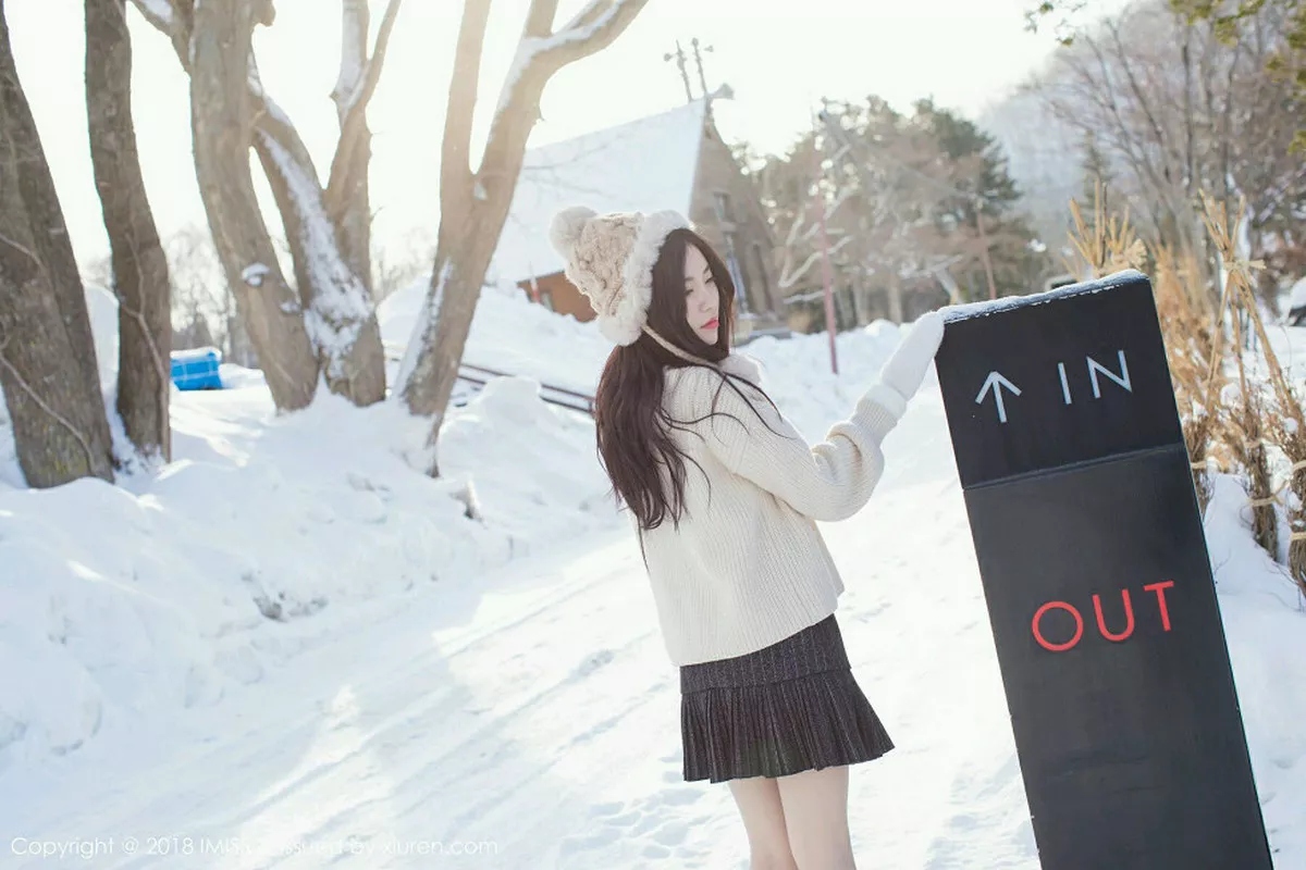 秀人集.com_[IMISS爱蜜社]Vol.272_女神许诺Sabrina北海道旅拍闪亮酒红色V领睡袍性感写真42P