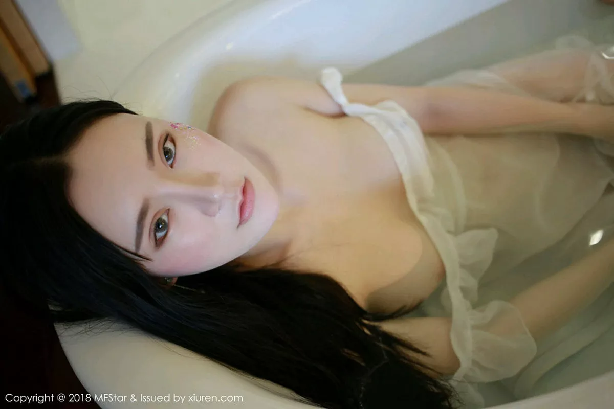 秀人集.com_[MFStar模范学院]Vol.135_女神周于希私房情趣薄纱浴缸里湿身透视喷血诱惑写真43P