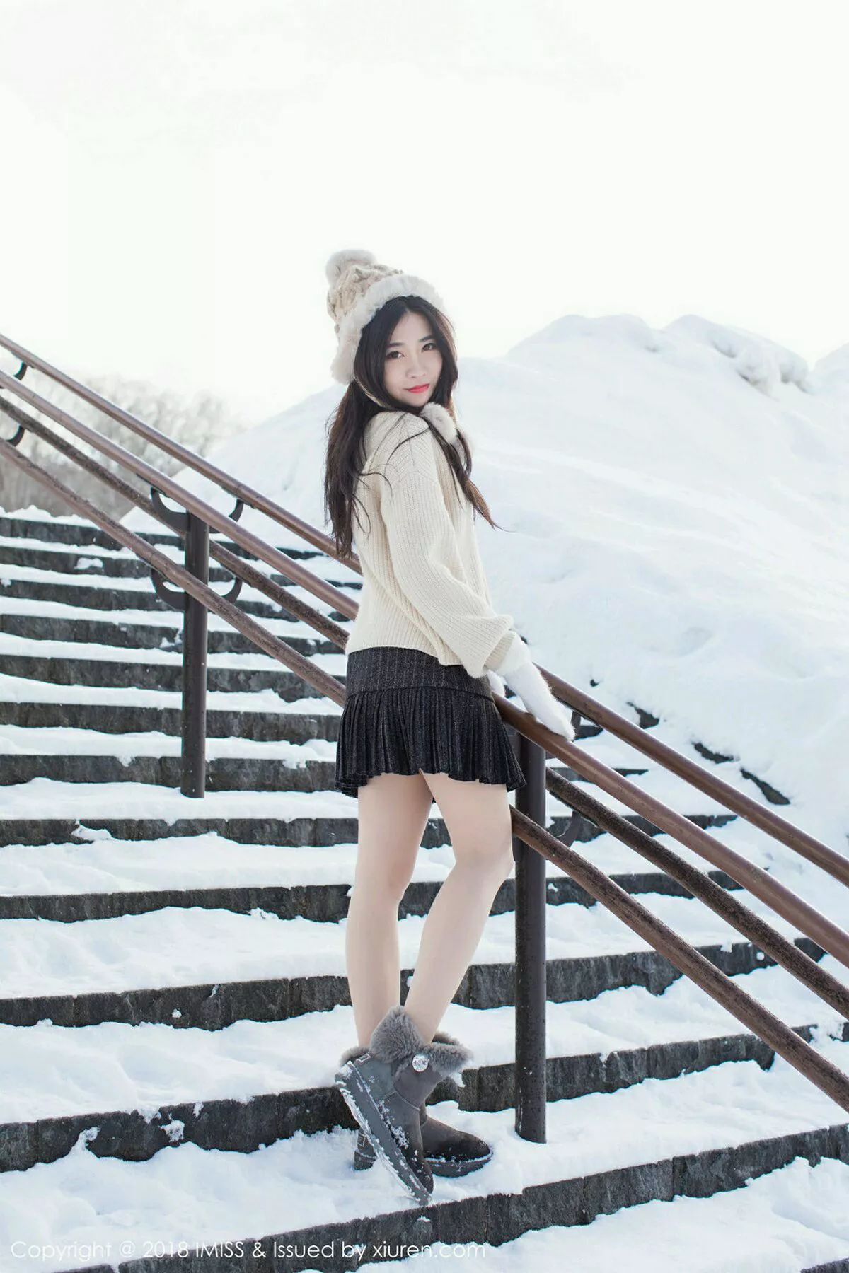 秀人集.com_[IMISS爱蜜社]Vol.272_女神许诺Sabrina北海道旅拍闪亮酒红色V领睡袍性感写真42P