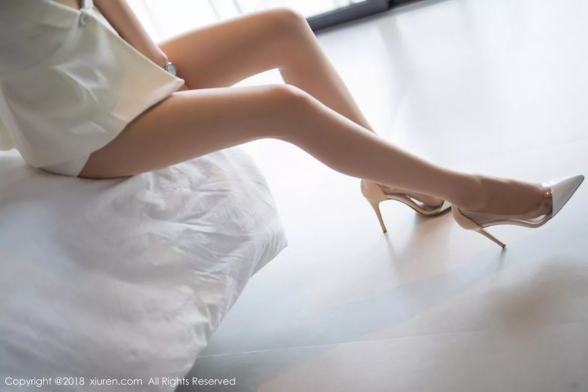 秀人集.com_[XiuRen秀人网]No.1085_女神黄乐然普吉岛旅拍职业装露黑色内衣秀白嫩美乳诱惑写真50P