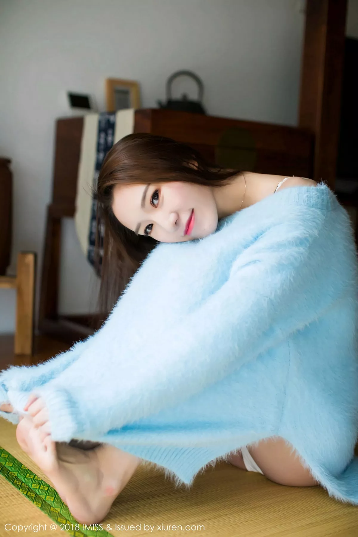 秀人集.com_[IMISS爱蜜社]Vol.274_嫩模Katrina居家脱低胸蓝色毛衣秀性感内衣完美身材写真33P