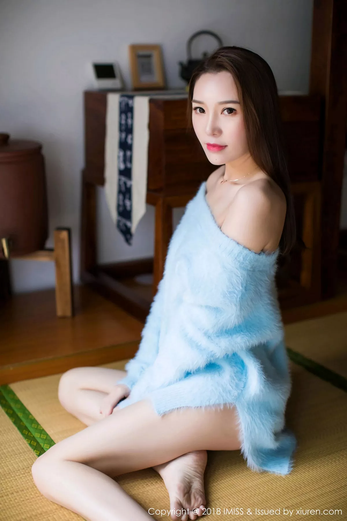 秀人集.com_[IMISS爱蜜社]Vol.274_嫩模Katrina居家脱低胸蓝色毛衣秀性感内衣完美身材写真33P