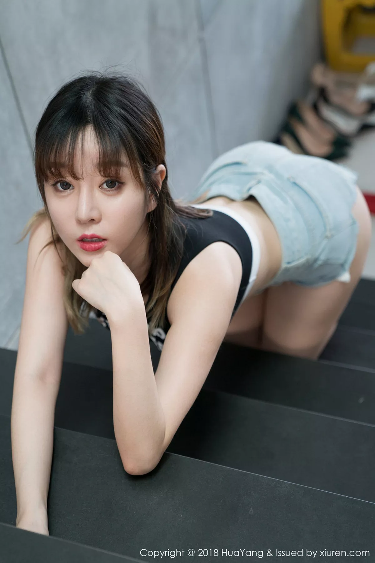 秀人集.com_[HuaYang花漾]Vol.075_女神王雨纯普吉岛外拍撩衣露豪乳胶带遮点极致诱惑写真42P