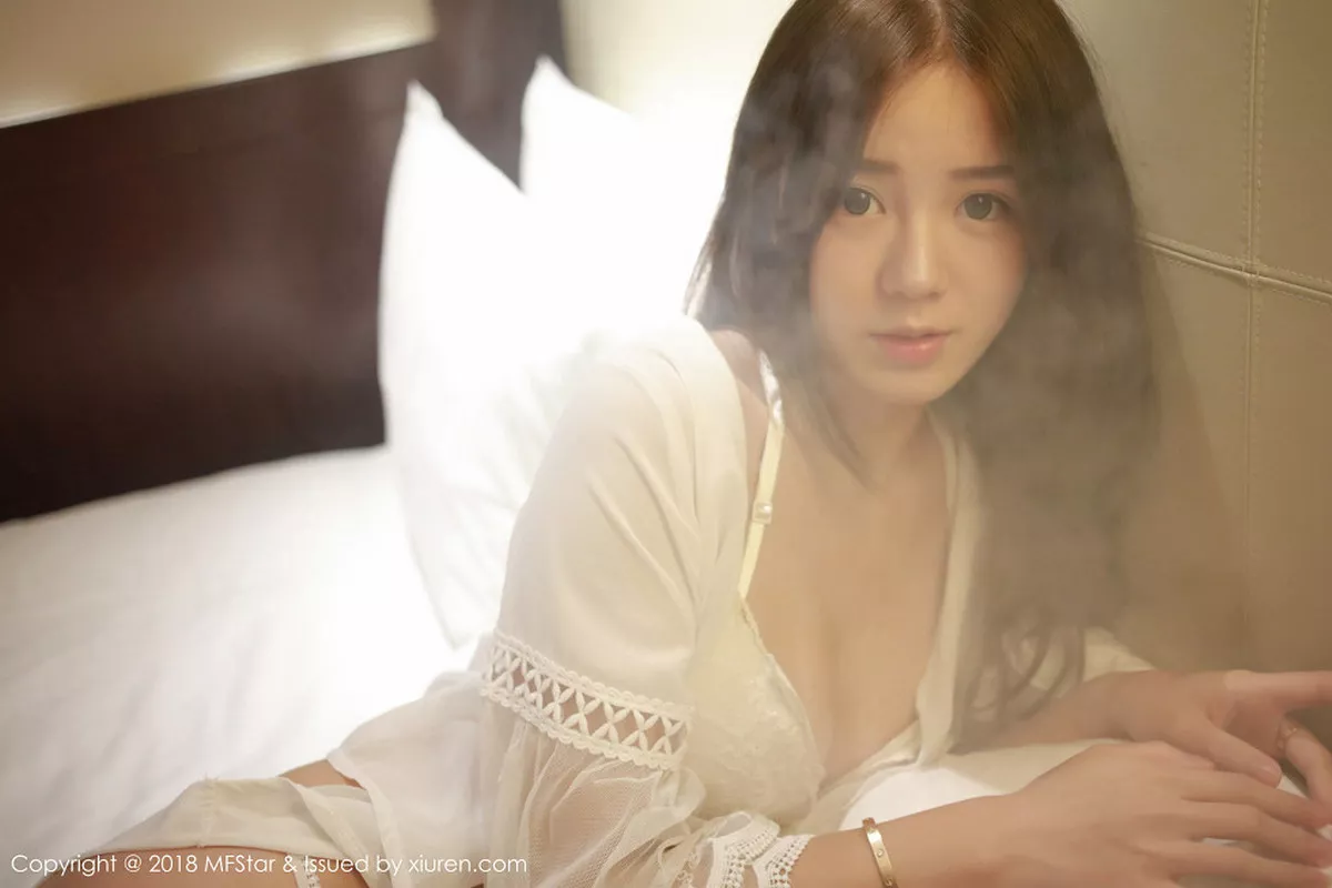 秀人集.com_[MFStar模范学院]Vol.141_嫩模卤蛋luna私房粉色蕾丝内衣秀完美身材撩人诱惑写真50P