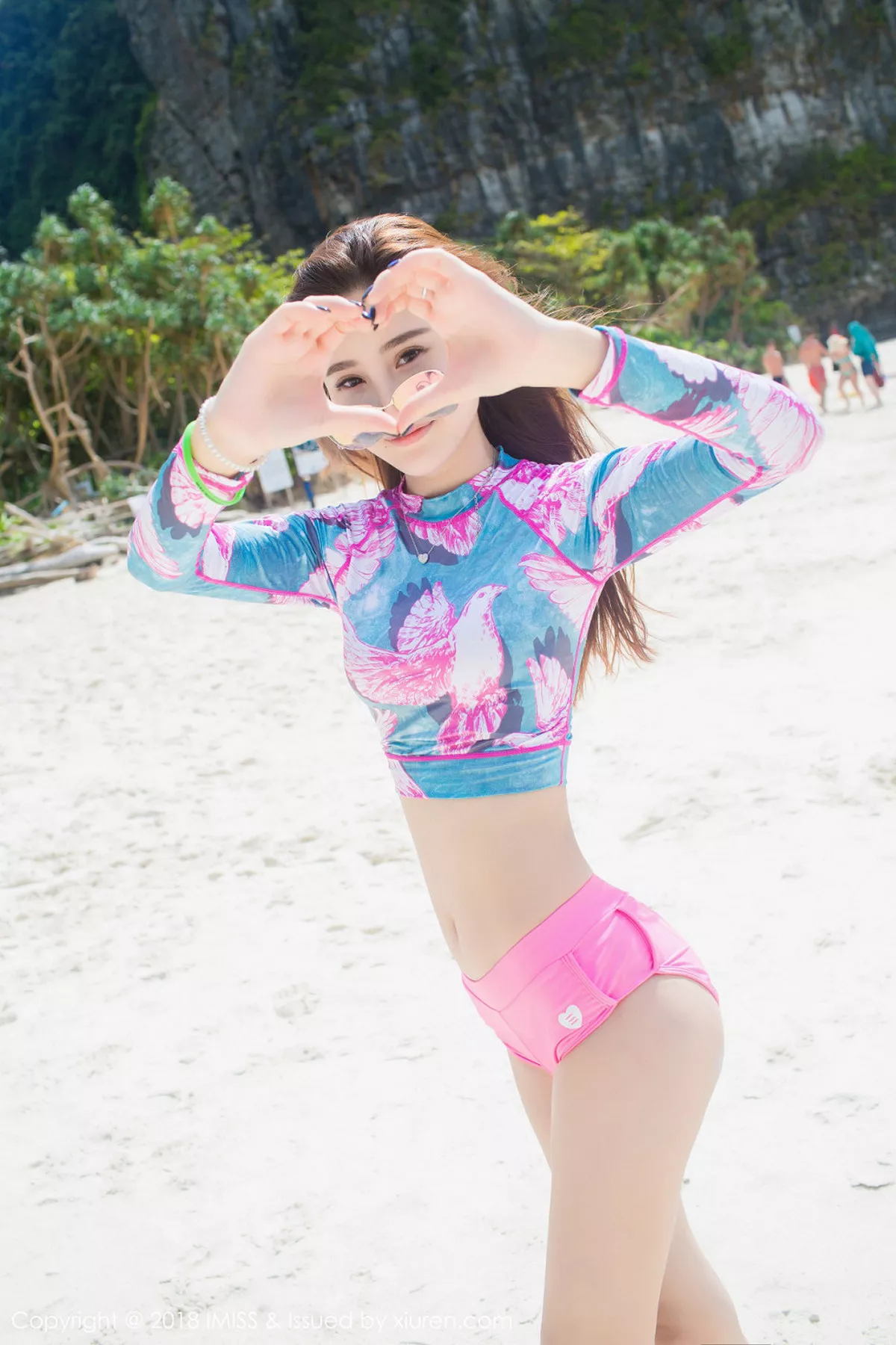 秀人集.com_[IMISS爱蜜社]Vol.279_丽质美女艾司沙滩边红色内裤+泳池边性感比基尼秀完美身材写真52P