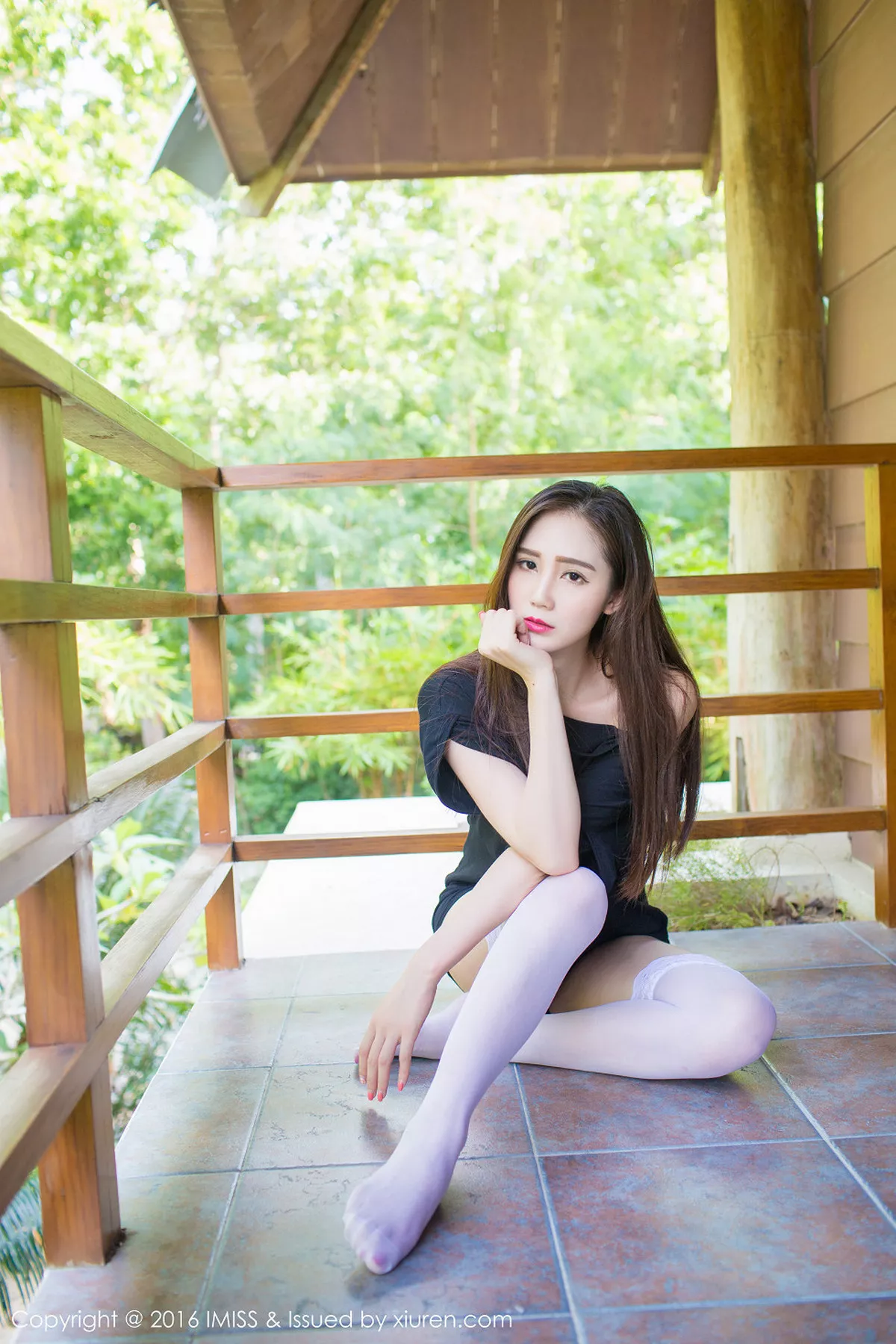 秀人集.com_[IMISS爱蜜社]Vol.062_高挑美女SISY思薄荷岛旅拍白色蕾丝袜美腿玉足性感写真50P