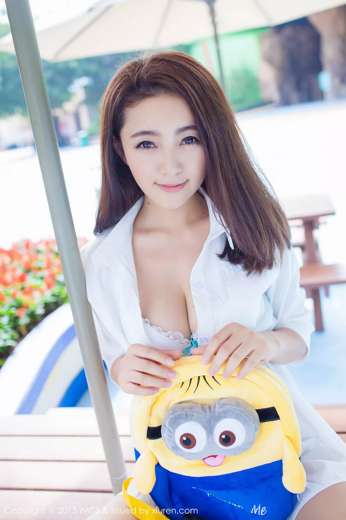 秀人集.com_[IMISS爱蜜社]Vol.053_嫩模夏茉GIGI小清新街拍白色衬衣迷人内裤写真50P