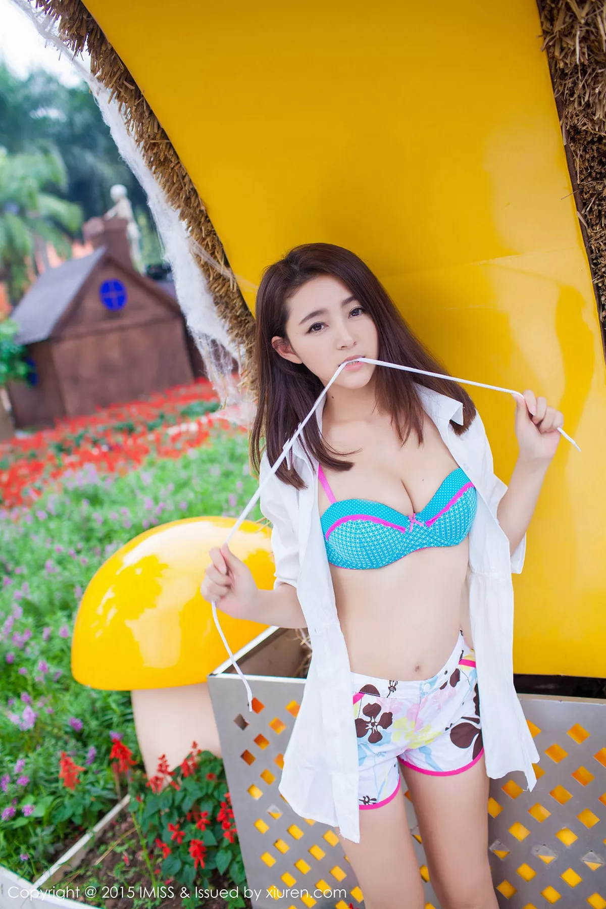 秀人集.com_[IMISS爱蜜社]Vol.053_嫩模夏茉GIGI小清新街拍白色衬衣迷人内裤写真50P